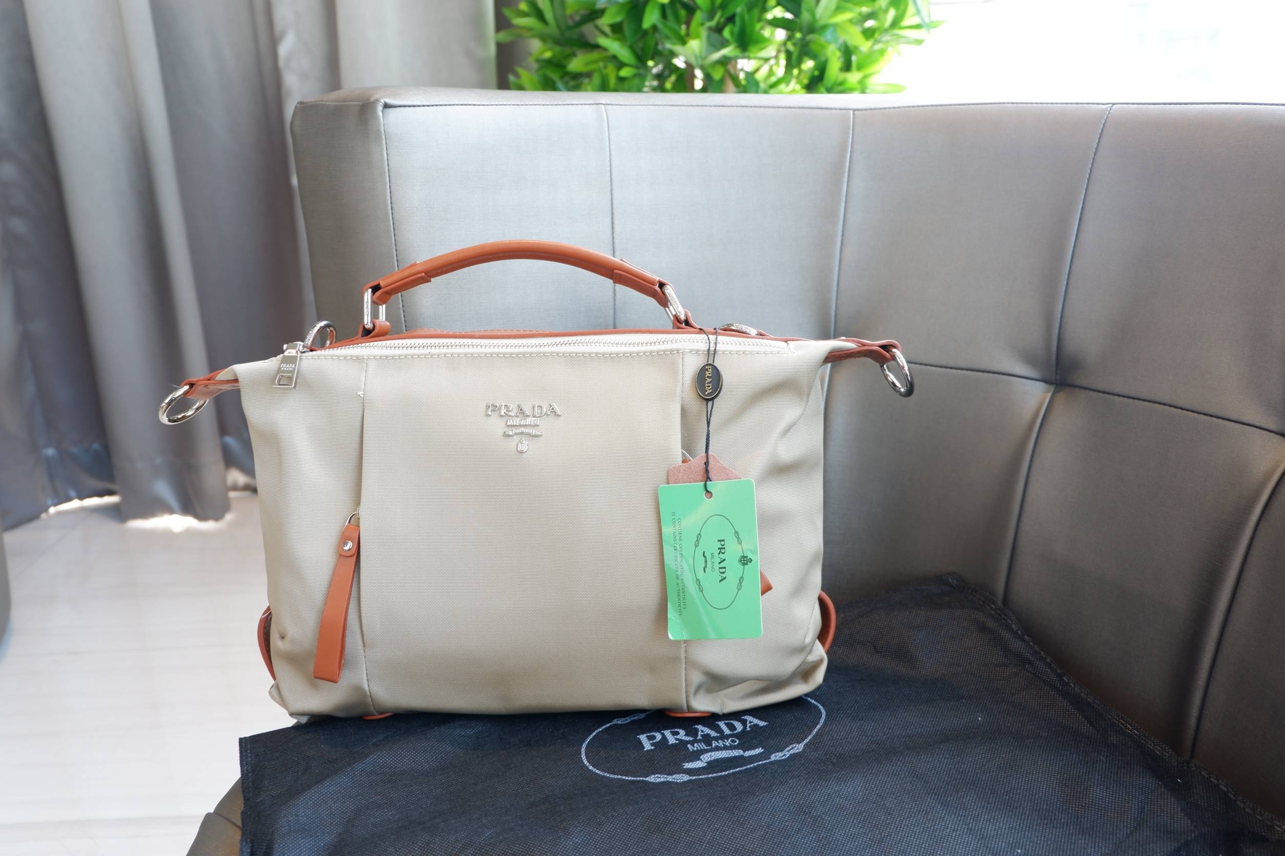 รุ่น Limited edition ค่า ได้ กระเป๋าอเนกประสงค์ ทรง Mini TOTE จากแบรนด์ PRADA มาค่า เป็น กระเป๋าMatte Canvas ใบนี้มีสายยาวให้คะ เลิศมาก สะพายเป็น shoulder bag หรือ ถือได้คะ ด้านหน้ามี logo brand ใช้แล้วสวยมากๆ อะไหล่สีเงิน จุของคุ้ม เกินราคารับประกันคะ