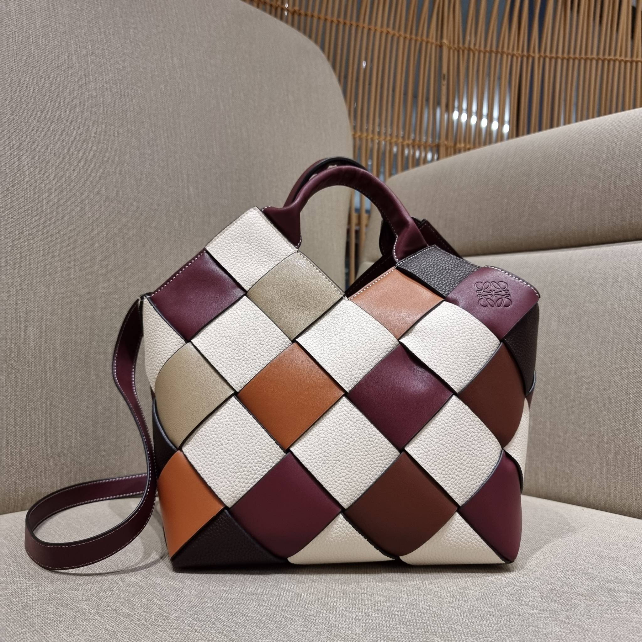 VIP 】LOEWE SURPLUS LEATHER WOVEN BASKET BAG IN CLASSIC CALFSKIN ใหม่ล่าสุดและสวยที่สุด กระเป๋าสะพานที่ถักทอด้วยความปราณีต โดดเด่นด้วยสีที่จับมาคอนทราสได้ลงตัว ใบใหญ่จุได้แบบเน้นๆ วัสดุหนังวัวแท้เต็มใบ หรูเลิศ ปากกระเป๋ามีสายหนังสำหรับผูกรวบปากกระเป๋า ภายใ
