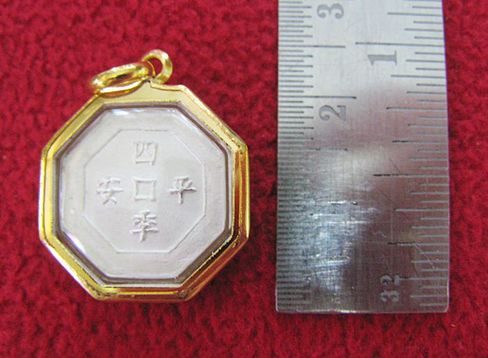 สินค้าจองค่ะ จี้ยันต์8ทิศ(โป๊ยข่วย)(คุ้มครอง สะท้อนสิ่งไม่ดี)แบบใหญ่ล้อมเพชรเลี่ยมกรอบใหญ่ทองไมครอนค่ะ