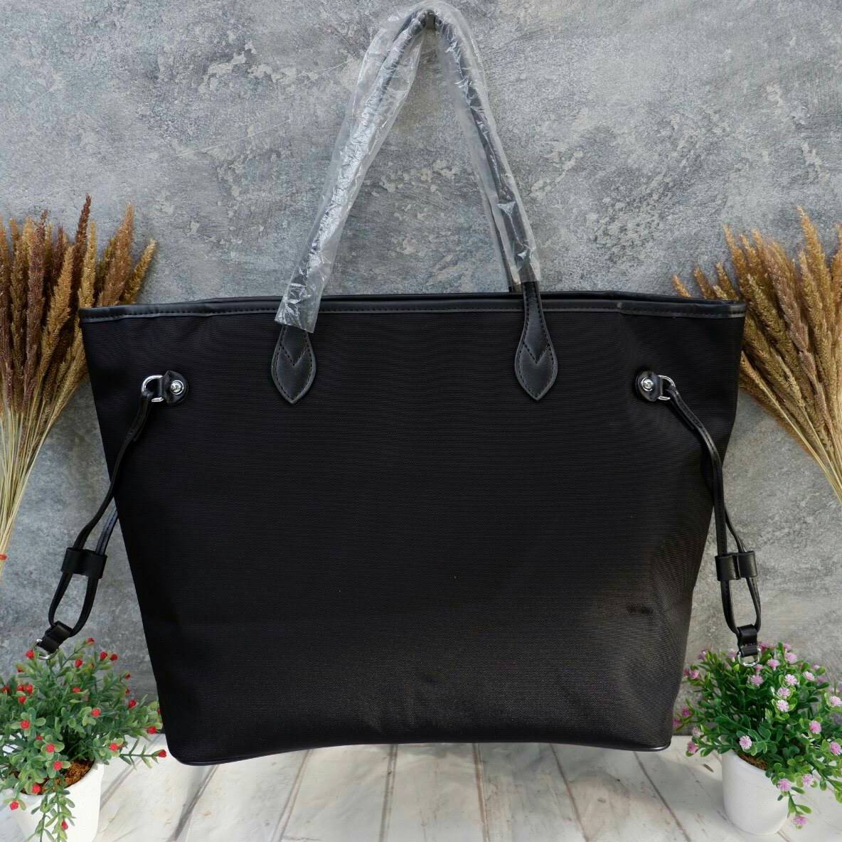 คุ้มจุใจสาวๆค้า 👏👏 ใบนี้ Must Have item! กระเป๋าสะพายทรง TOTE ใบใหญ่ จากพรีเมี่ยมกิ้ฟท์เคาเตอร์แบรนด์ PRADA อะไหล่เงินทั้งใบ เปิดปิดด้วยซิป สะพายไหล่ได้ ไม่ติด จุคุ้มมากสุดๆค่ะ ใส่เสื้อผ้า 1-2 วันได้สบาย ด้านข้างสามารถปรับได้สองทรงตามสไตล์