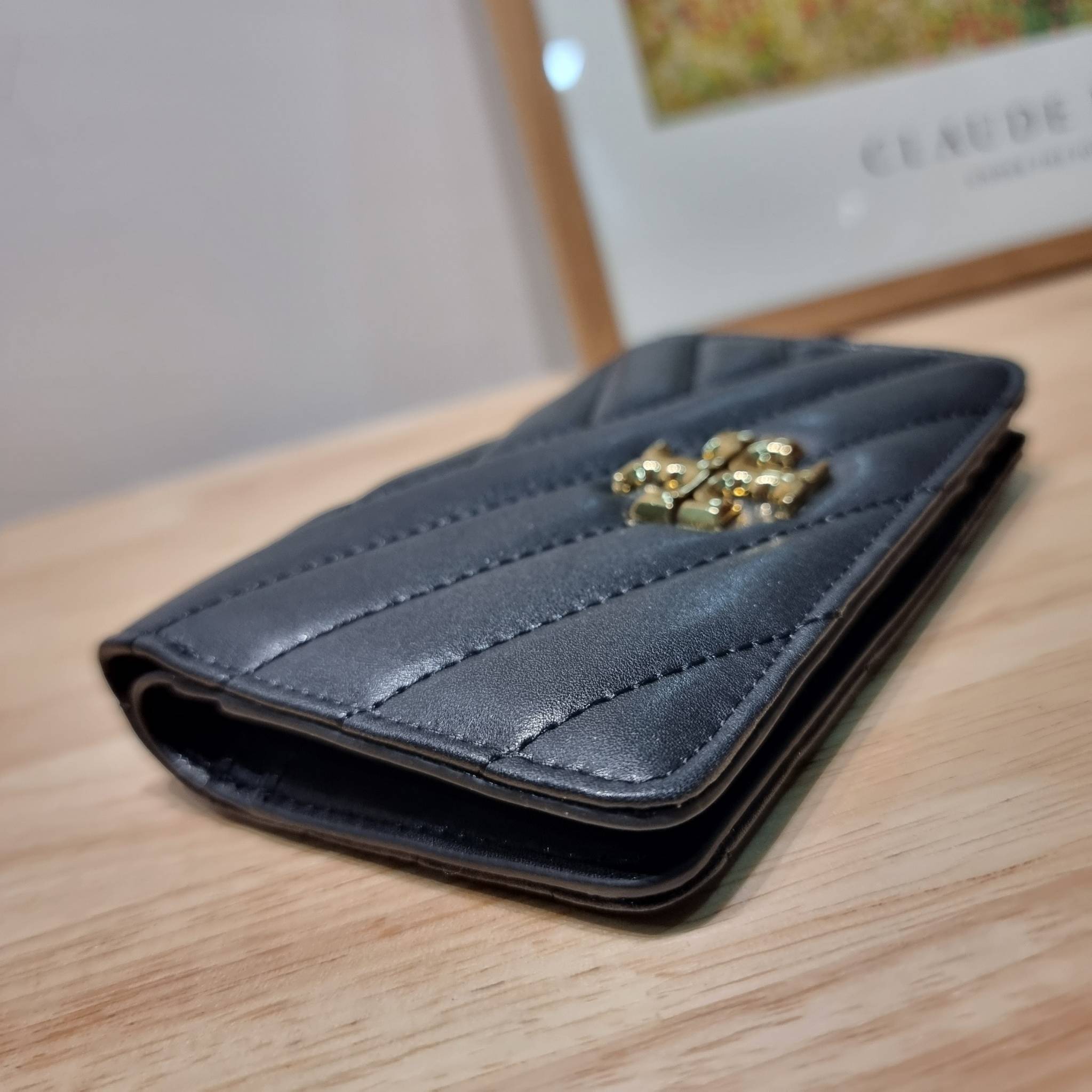 TORY BURCH KIRA CHEVRON MEDIUM SLIM WALLET กระเป๋าสตางค์ใบกลางรุ่นบาง ไม่กินพื้นที่กระเป๋า ดีไซน์เรียบหรู