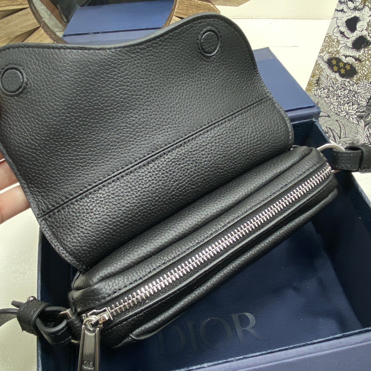 ORI หนังแท้ | DIOR Mini Saddle Bag Icons Leather black กระเป๋าสะพาย คาดอก เปิดตัวครั้งแรกในงานแฟชั่นโชว์ Summer 2025 ดีไซน์สุดไอคอนิกมาตีความใหม่ด้วยรูปทรงที่ทันสมัย