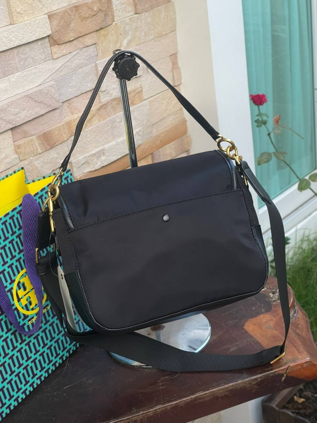 Tory Burch Perry Nylon Crossbody Woman’s HandBags กระเป๋าแบรนด์ดังจากนิวยอร์ค ที่เน้นฟังก์ชั่นกับการใช้ที่ง่ายแต่แฝงความหรูหรา มีสายสะพาย2เส้น ทั้งสายสั้นและสายยาวถอดแยกใช้งานได้ โดยจะใช้ได้ทั้งแบบทางการและกึ่งการทาง มีดีไซน์ที่เป็นเอกลักษณ์ ทันสมัย เป็นอ