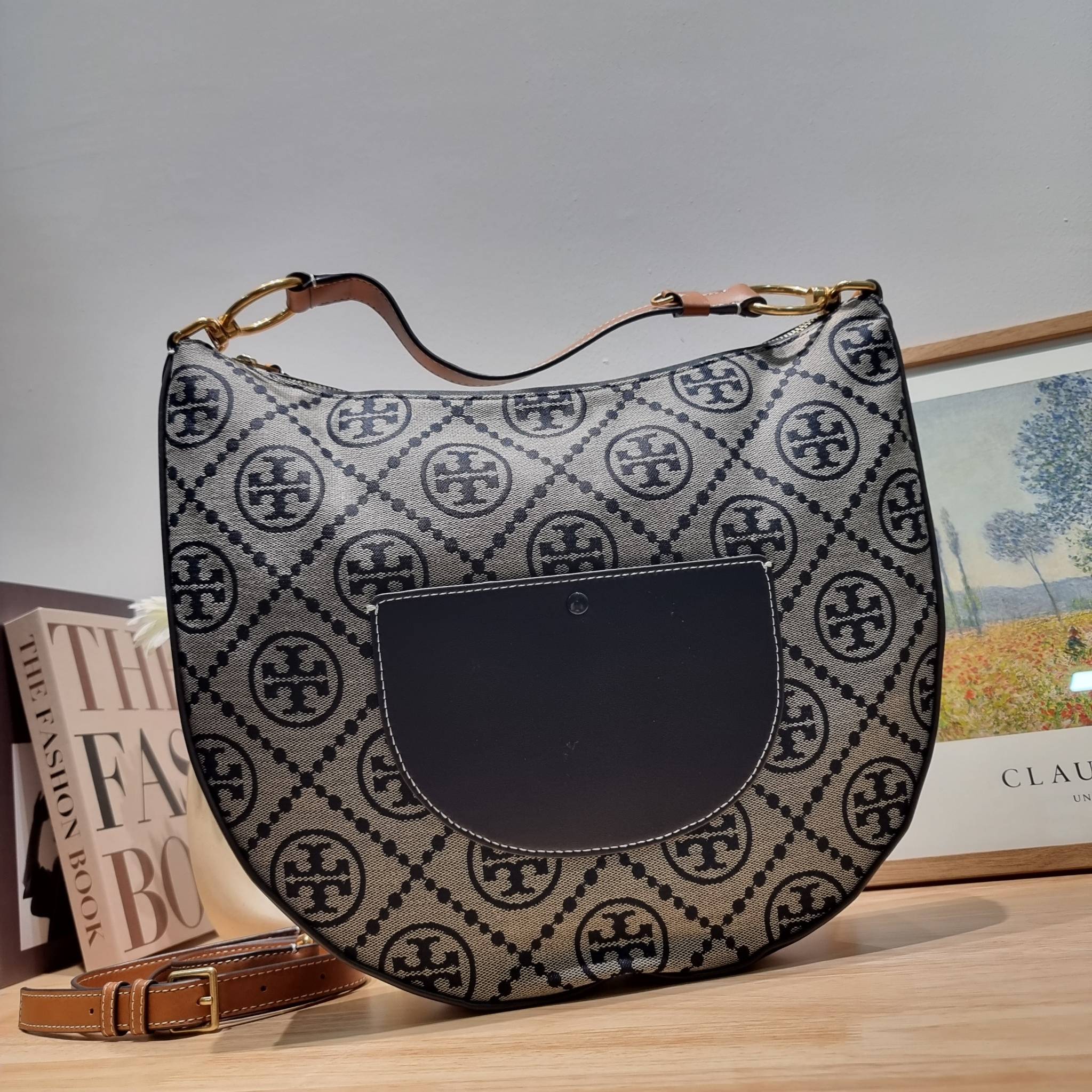 ใบใหญ่ 35cm Tory Burch T Monogram Medium Crescent Bag / TORY BURCH T MONOGRAM JACQUARD CRESCENT BAG ไซส์ใหญ่กับไอเท็มสุดร้อนแรง เซเลปรีวิวเยอะมาก!! สาวๆตามหากันไปอีก กระเป๋าทรง half moon ที่ดีไซน์บนผ้า jacquard ลวดลายซิกเนเจอร์ เรียบหรู ผู้ดีมากแม่!