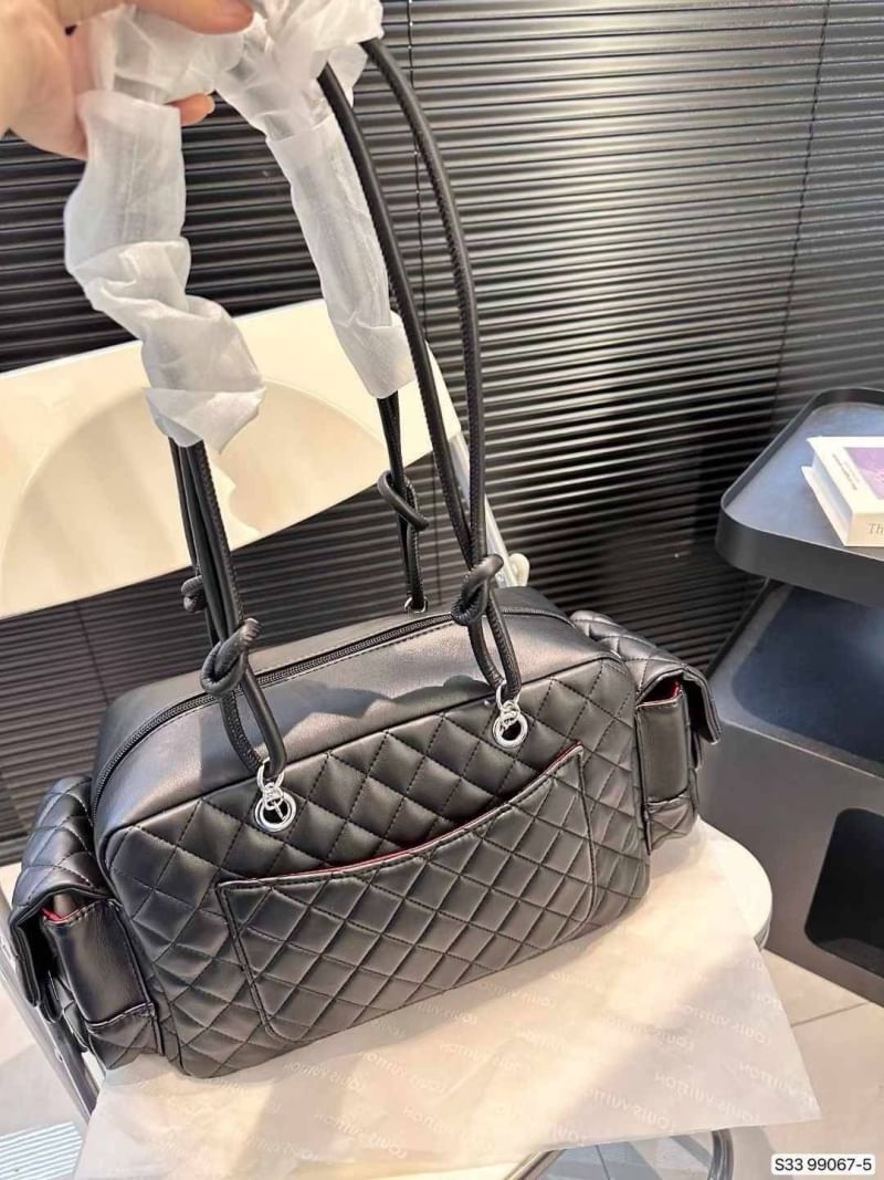 CHANEL Cambon Reporter Handbag ใหม่ล่าสุด กับกระเป๋าสะพายรูปทรงใหม่ มาพร้อมช่องใส่ของหลากหลายมุม แยกสัดส่วนใช้งานง่าย โดดเด่นด้วยโลโก้สีขาวตกแต่งด้านหน้า