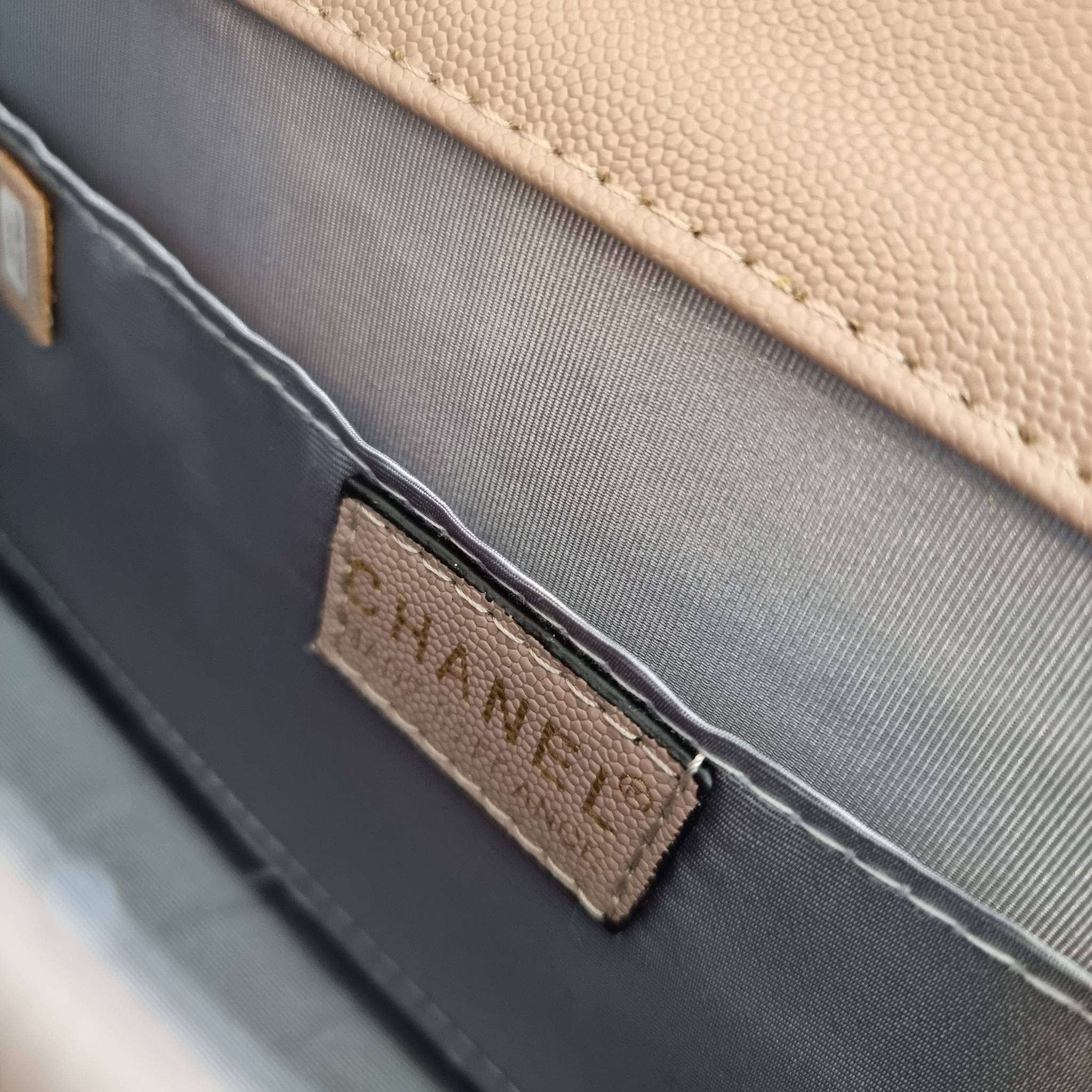 Chanel Boy 10" พร้อมส่งที่ไทย รุ่นสุดฮอต อะไหล่สีทองสุดหรู วัสดุหนังลายคาร์เวีย ทรงคลาสสิคที่สาวๆห้ามพลาด!! ในราคาสุดคุ้ม เปิด-ปิดกระเป๋าด้วยตัวล็อค ภายในโล่งกว้าง ไซส์ใหญ่ใส่ของได้เยอะ มีช่องแยกในกระเป๋า มาพร้อมสายสะพายโซ่สลับหนังรองบ่า (ถอดได้-ปรับ