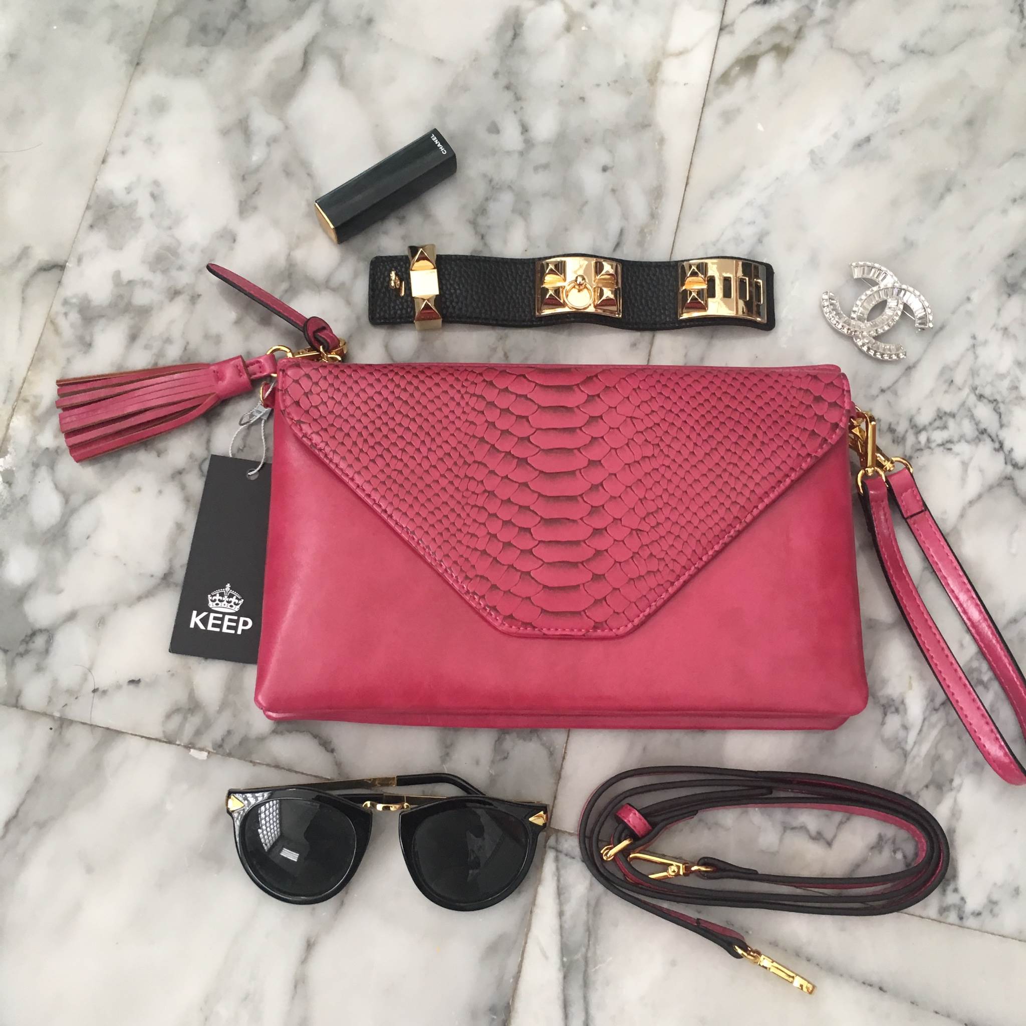 มาตามคำเรียกร้องคะสำหรับ size นี้ รอบนี้ ได้ ของ KEEP BRAND มาคะ รับรองความสวย 😍กระเป๋า KEEP Doratry shoulder &clutch bag ตัวกระเป๋าผลิตจากหนังแกะเทียม ตัดกับ ลายงู ลายหนังชัดเจน สวย อะไหล่ทองเพิ่มความหรูให้กับกระเป๋าสุดๆคะ 🌵จุดเด่นคือ สาม