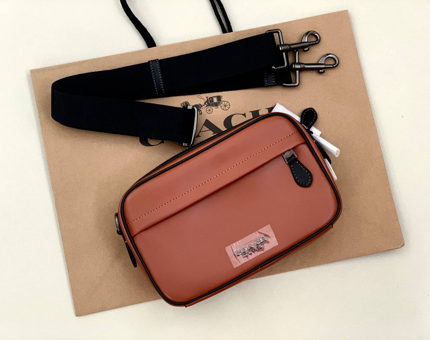 3สีเข้าใหม่งานคุณภาพอีกแล้วคับท่านน ทั้งสี ทั้งหนังสวยมากๆค่าา!! COACH GRAHAM CROSSBODY BAG ((39946)) พร้อมส่ง! กระเป๋าสะพายแบบครอสบอดี้ร์ ใช้ได้ทั้งชาย//หญิง หนังแท้อย่างดี เรียบหรูค่ะ ด้านหน้ามีช่องซิปซ่อนให้หนึ่งช่อง ช่องซิปหลักกว้าง ใส่ของจำเป็นได้ครบ