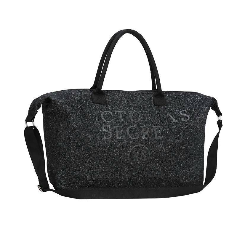 VICTORIA'S SECRET CANVAS GLITTER LARGE RUNWAY TRAVEL BAG 2017 กระเป๋าทรง Travel ใบใหญ่วัสดุ CANVAS GLITTER ด้านหน้าประดับโลโก้แบรนด์ glitter วิ๊งทั้งใบ เปิดปิดด้วยซิป ภายในกว้างจุสุดๆ ใส่เสื้อผ้าได้หลายชุด ไม่ว่าจะถือขึ้นเครื่อง, ไปต่างจังหวัด หรือไป