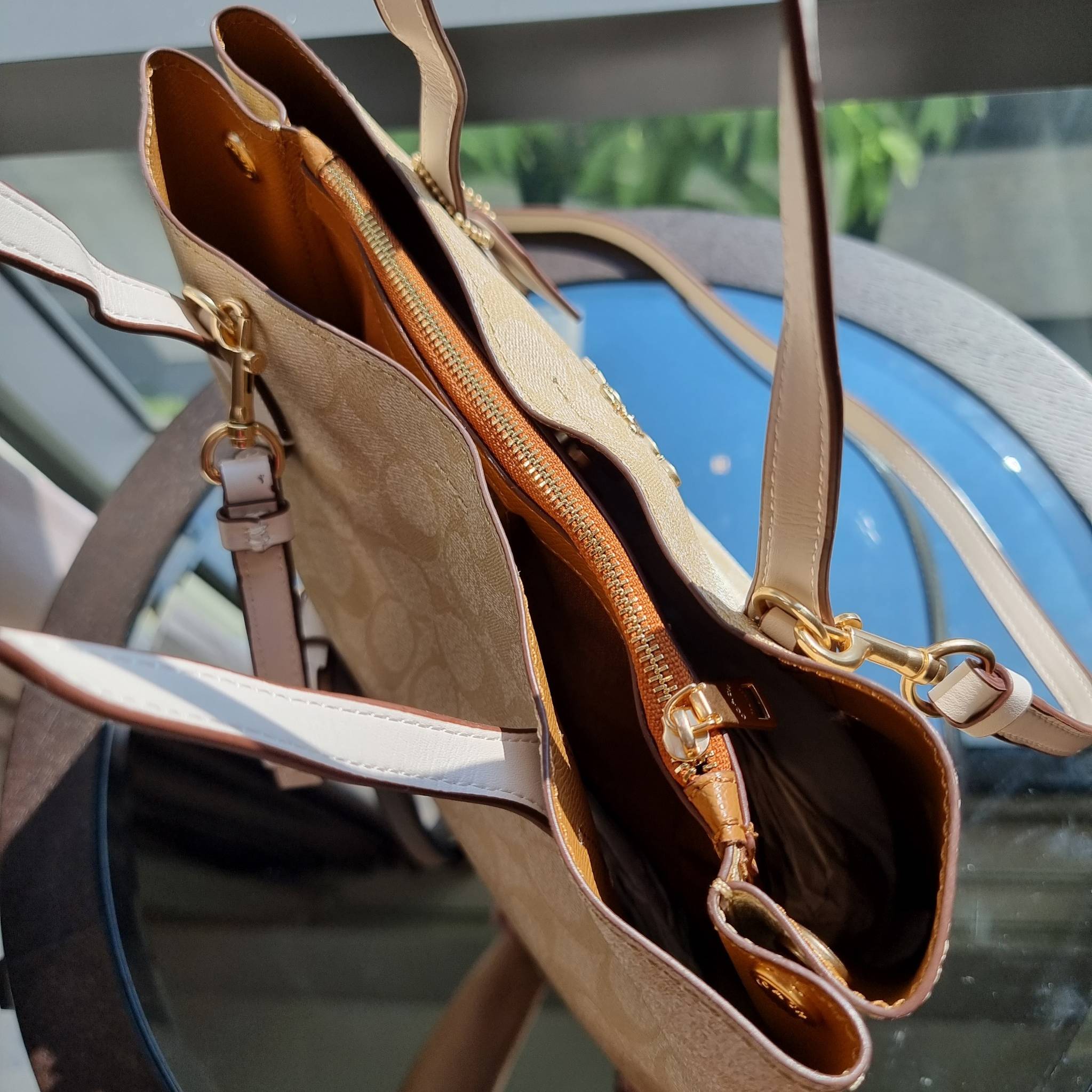 OUTLET 】COACH 73293 MINI AVENUE CARRYALL IN SIGNATURE CANVAS กระเป๋าสะพายรุ่นคลาสสิค คัมแบคแล้วจ้าแม่!! ไซส์กำลังสวย วัสดุหนังแคนวาสคุณภาพดี ด้านข้างเก็บทรงได้ เปิด-ปิดด้วยกระดุมแม่เหล็ก ใช้งานง่าย มีช่องซิป ใบนี้เห็นเล็กๆ แต่จุได้เยอะพอสมควรเลยน้า ɣ