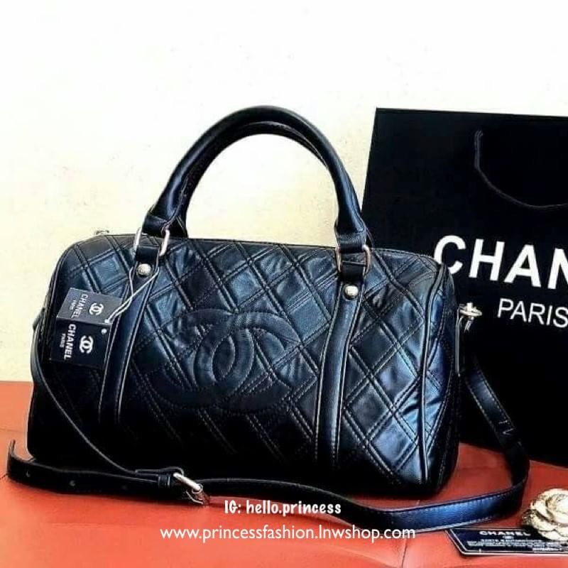 Chanel Bag กระเป๋าทรงหมอน วัสดุหนังแกะสัมผัสนิ่มมือ สังเคราะห์คุณภาพดีทนทาน น้ำหนักเบา เปิด-ปิดด้วยซิปอะไหล่ทอง ฐานรองหมุด4มุม มีสายยาว ปรับระดับได้ ภายในมีช่องใส่ของจุกจิก และซิปใหญ่ อีก1 ช่อง สายสะพาย จุของได้เยอะ น้ำหนังเบา ซื้อใช้เองหรือฝากเป็นของขวัญ