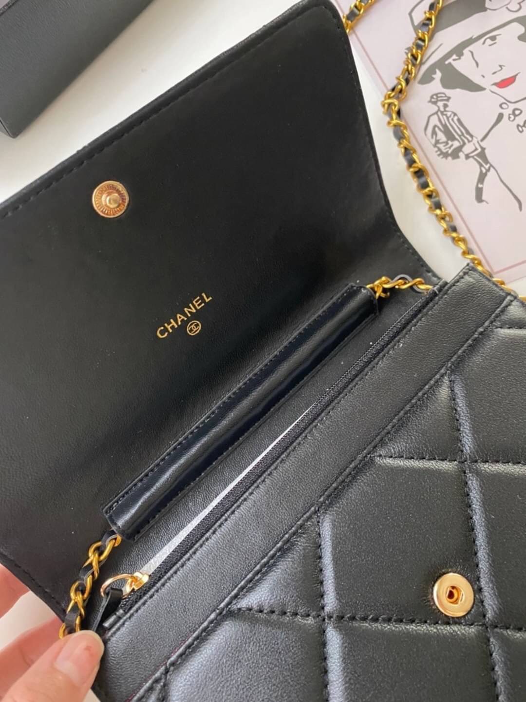 หนังแท้ VIP GIFT CHANEL classic shoulder crossbody bag วัสดุหนังเรียบเนียนสวยผู้ดีม๊ากกก งานอยู่ทรงคุณภาพดีตามแบบฉบับของแบรนด์ ขนาดกำลังดี น้ำหนักเบา ด้านหน้ามีโลโก้แบรนด์อะไหล่หรู มีช่องใส่บัตร ใส่ของจุกจิก เปิดปิดด้วยฝาปิดกระดุม งานตัวจริงสวยมากๆ ถูกใจร