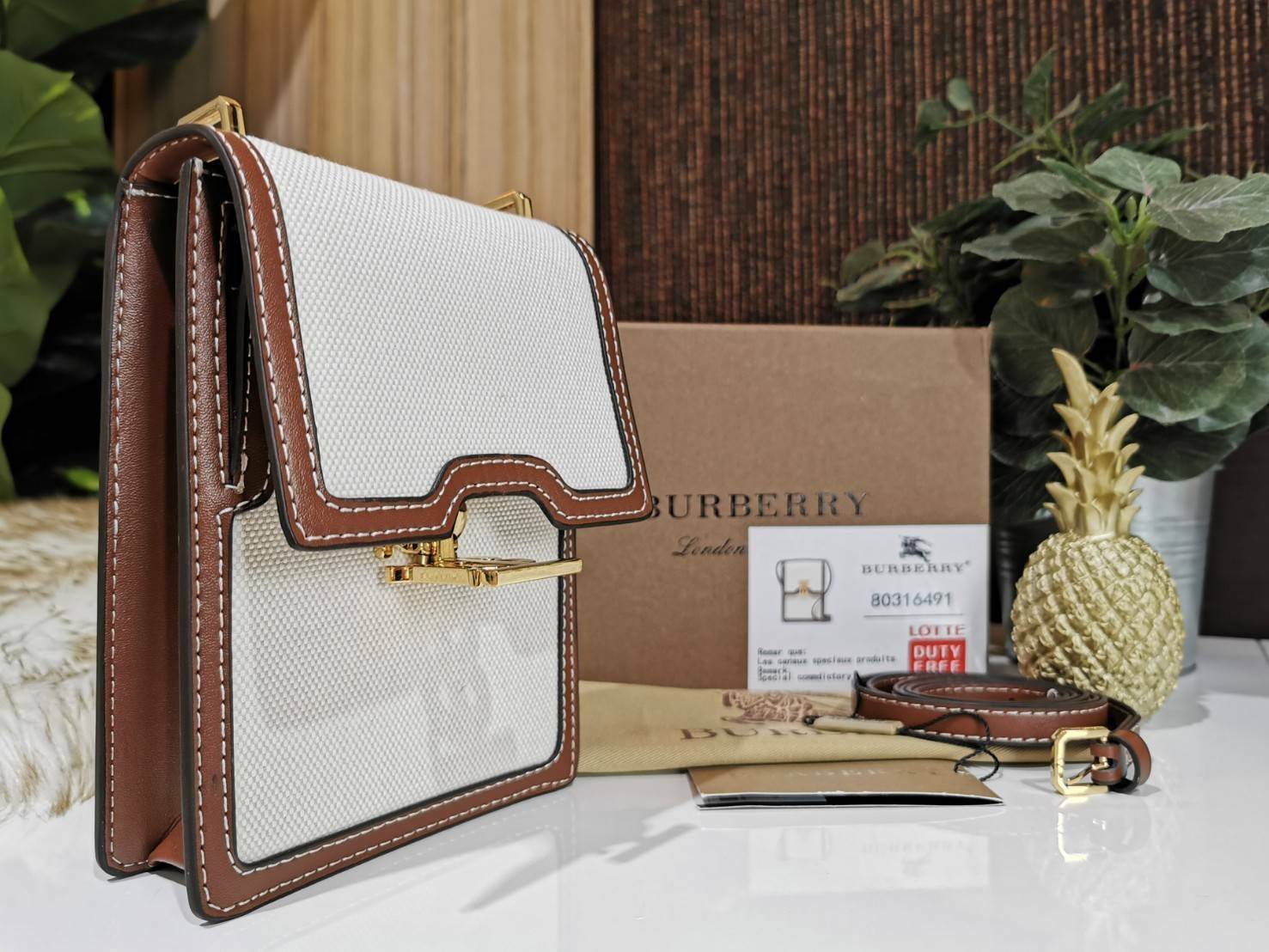 พรีเมี่ยมกิ๊ฟแท้ 100% 】BURBERRY FRAGRANCES CROSSBODY BAG VIP GIFT WITH PURCHASE (GWP) กระเป๋าสะพายพรีเมี่ยมกิ๊ฟ Limited Edition จากน้ำหอม BURBERRY วัสดุ Canvas Cotton & Leather ทรงเหลี่ยมแนวตั้งดีไซน์สวยหรูอยู่ทรงมีโลโก้แบรนด์ด้านหน้า