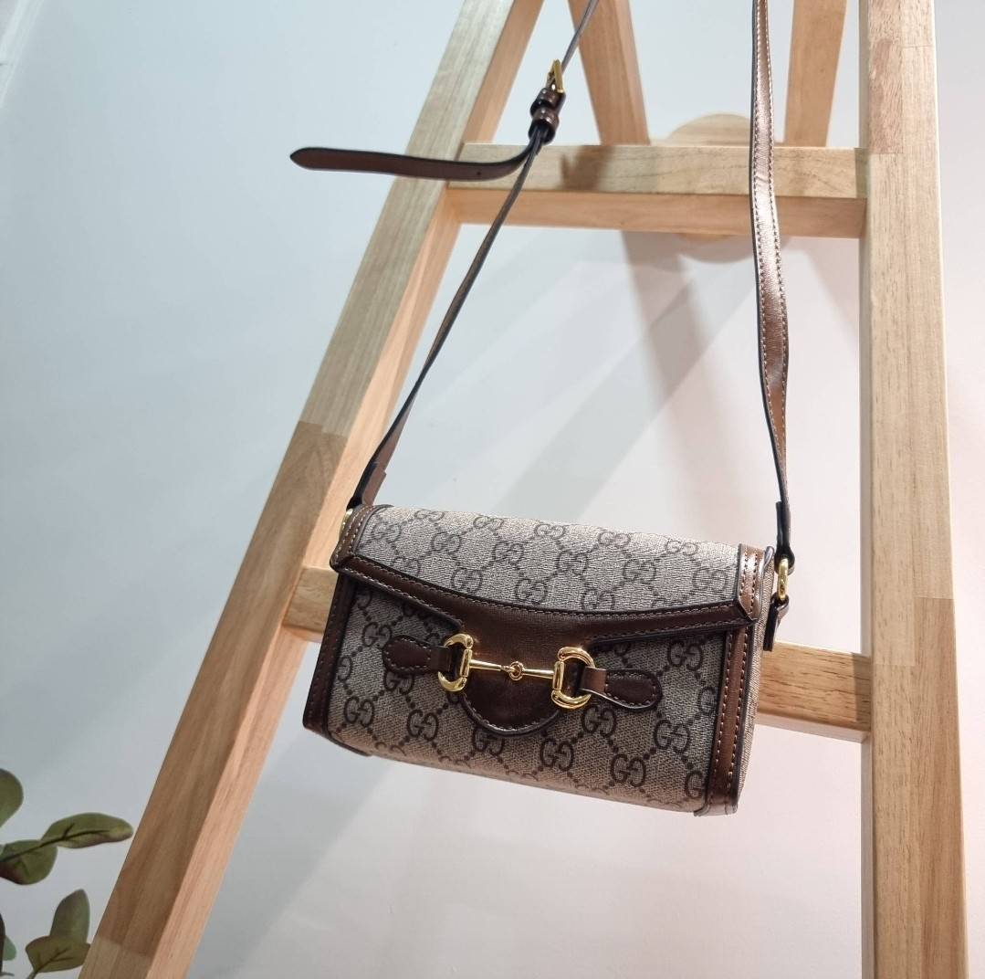Gucci Horsebit 1955 Mini Bag / GC crossbody horizon mini bag กระเป๋าสะพายข้างขนาดกำลังดี สวยอยู่ทรง วัสดุหนังแคนวาสทนทาน แฝงความหรู เปิด-ปิดฝาสอดพร้อมแม่เหล็กในตัว ภายในเป็นช่องโล่ง ใส่โทรศัพท์ได้ทุกรุ่น พกแทนกระเป๋าสตางค์ ใส่บัตร ใส่ธนบัตรพกง่ายๆก็ได้ สา