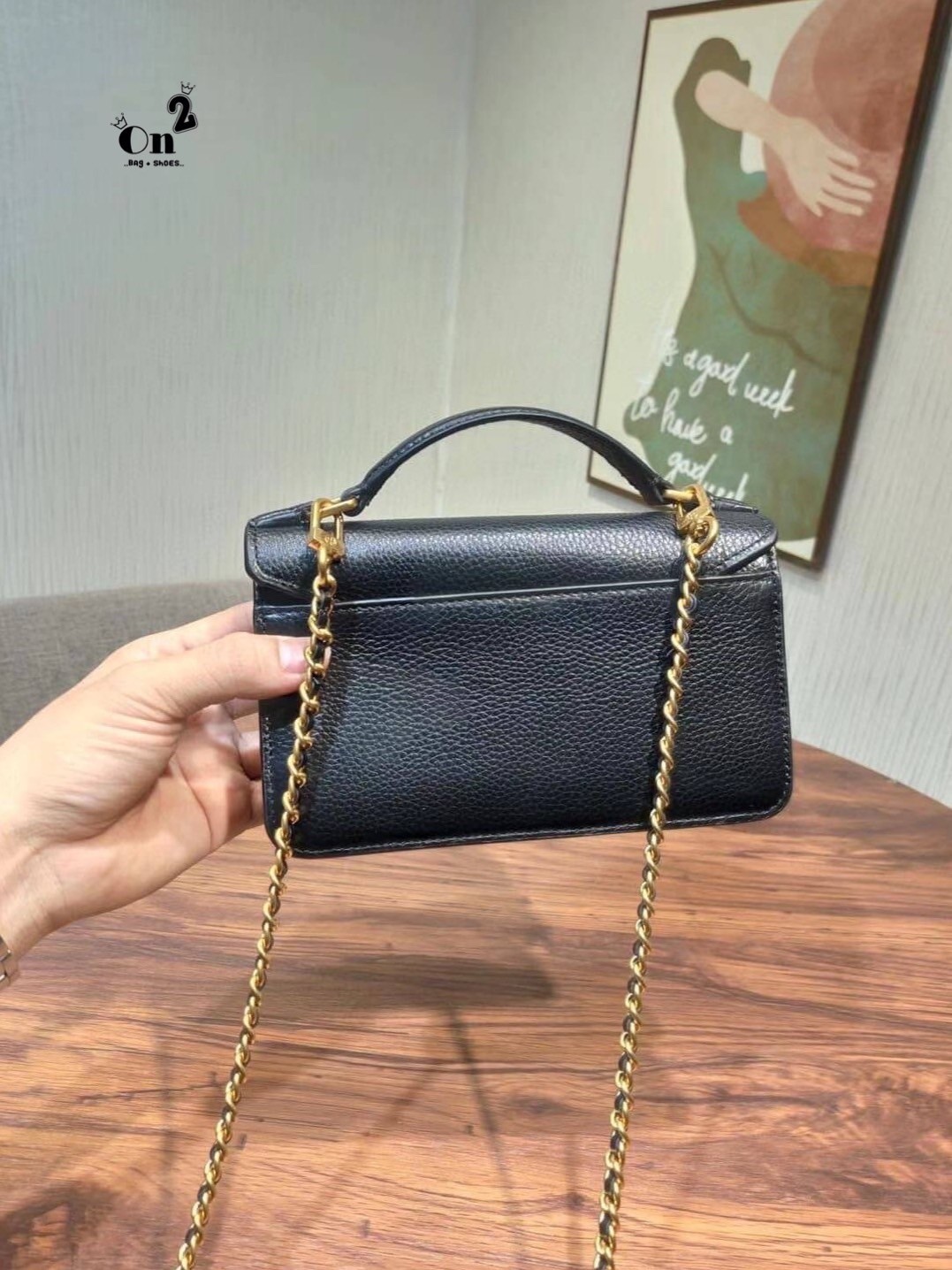 TORY BURCH BRITTEN MINI TOP HANDLE BAG พร้อมส่งที่ไทย กระเป๋าสะพาย Crossbody วัสดุหนังวัวแท้ การออกแบบเรียบง่าย ยังคงความหรูหราเอาไว้ มาพร้อมสายยาวโซ่อะไหล่ทองสลับหนัง ถอดออกได้ ตอบสนองการใช้งานได้ดี มีหูหิ้วด้านบนสามารถใช้งานได้ในหลายโอกาสค่ะ