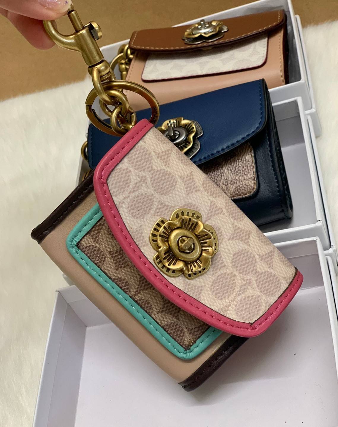 พวงกุญแจสวยๆ ไว้คล้องกระเป๋าใบสวยยกันค๊าา😘 COACH PARKER CHARM COLORBLOCK SIGNATURE ✔️พวงกุญแจจากแบรนด์ Coach สินค้าจำนวนจำกัดนะคะ❗️ ✔️สามารถใช้เป็นพวงกุญแจ//หรือใส่เหรียญด้านในกระเป๋าได้ค่ะ//เปิดปิดแบบกระดุมนะคะ