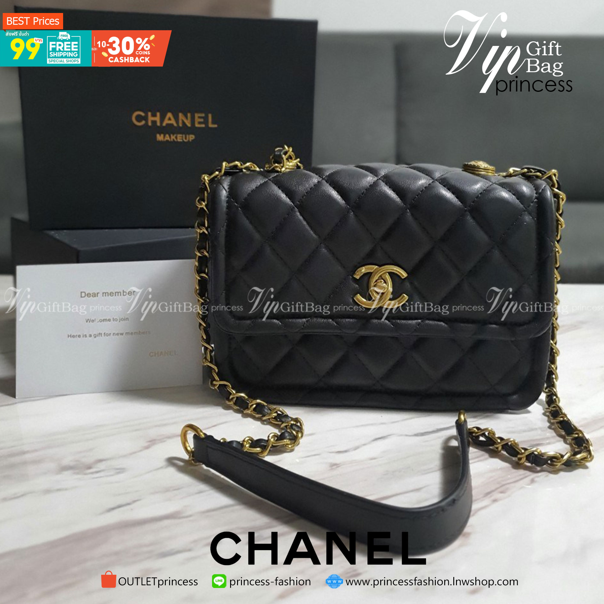 กระเป๋าทรงหรู จากงาน CHANEL VIP GIFT(GIFT WITH PURCHASE) จากเคาเตอร์ต่างประเทศ จากแบรนด์ CHANEL ลายหนังเรียบเงา อะไหล่ทองเข้มวินเทจ ด้านหน้าประดับโลโก้แบรนด์สีทอง เปิดปิดด้วยตัวหมุดล้อค มาพร้อมช่องซิปอีกหนึ่งช่อง มีแท็ก MADE IN ITALY ด้านใน ใช้ถือออกงานคื