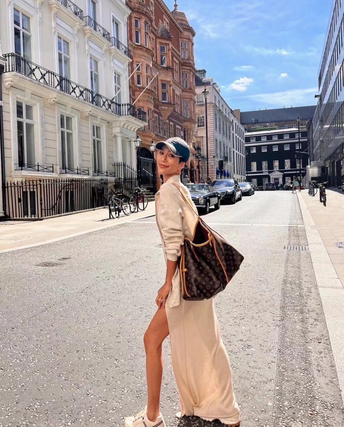 LV CarryAll MM handbag in Monogram / LV Tote Shopping Bag พร้อมส่ง กระเป๋าถือแคนวาสแต่งขอบหนังแคนวาสอย่างดี ผสานเสน่ห์สวยงามเข้ากับดีไซน์ที่รับกับสรีระให้คุณพกพาไปได้ทุกที่