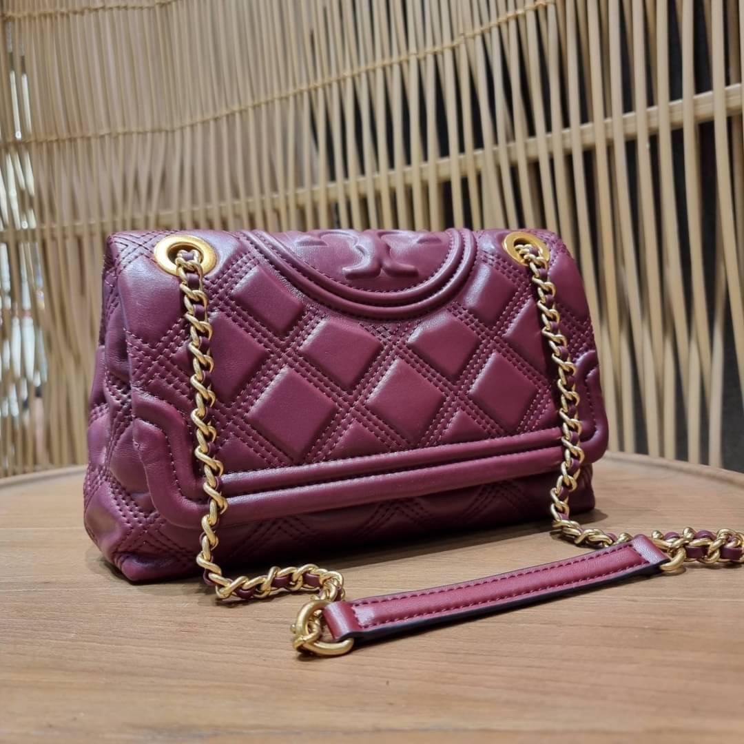 TORY BURCH FLEMING SOFT CONVERTIBLE SHOULDER BAG รุ่นหายากที่สาวๆตามหา มาพร้อมเสิร์ฟความสวยถึงบ้านไปเลยจ้า รอบนี้คัดสีสวยๆมาให้ได้ช้อปกันอย่างจุใจไปเลย กระเป๋าสะพายไหล่ หนังแท้นิ่มเต็มใบ สวยหรูดูแพง เปิด-ปิดด้วยตัวกดล็อคแน่นหนา สายสะพายในตัวปรับใช้ได้ 2 แ