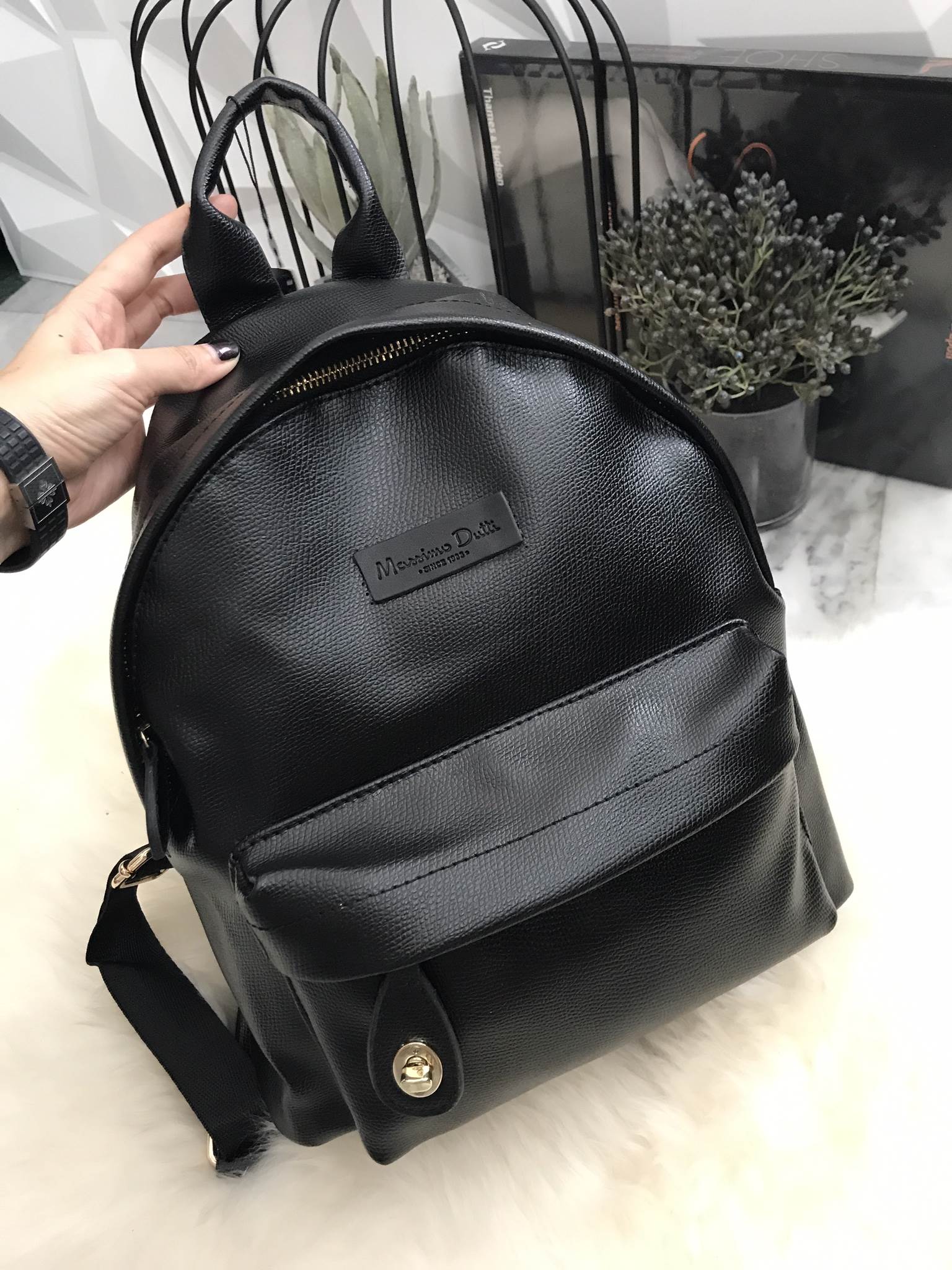 ใหม่ล่าสุด เป้ทรงสวย จากแบรนด์ Massimo dutti ตัวกระเป๋าหนัง มีช่องเก็บของได้เป็นสัดส่วน เหมาะกับสาวๆ ที่ของเยอะใบนี้ ใบเดียวจุคุ้มคะ **เลิศมากคะ ใช้เดินทาง หรือ เที่ยวได้อย่างสบายใจ หายห่วงค่า **ใบนี้แนะนะเลยไม่มีไม่ได้แล้ว