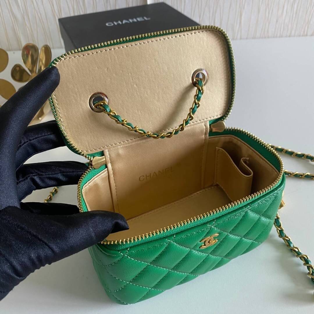 VIP GIFT 】หนังแกะแท้ CHANEL Box With Chain สายโซ่ทองหรูมาก หนังเรียบฟู ขึ้นเงา กระทบแสงยิ่งสวยค่าา โทนสีสวยสดใส เหมาะมากสำหรับสาวๆ ชิคๆ ต้องบอกเลยรุ่นนี้เหล่าเซเลบใช้กันเยอะมากๆ แค่อะไหล่ก็หรูไปเดินครึ่งแล้วค่าา😁 พร้อมส่งที่ไทยที่นี่ที่เดียว