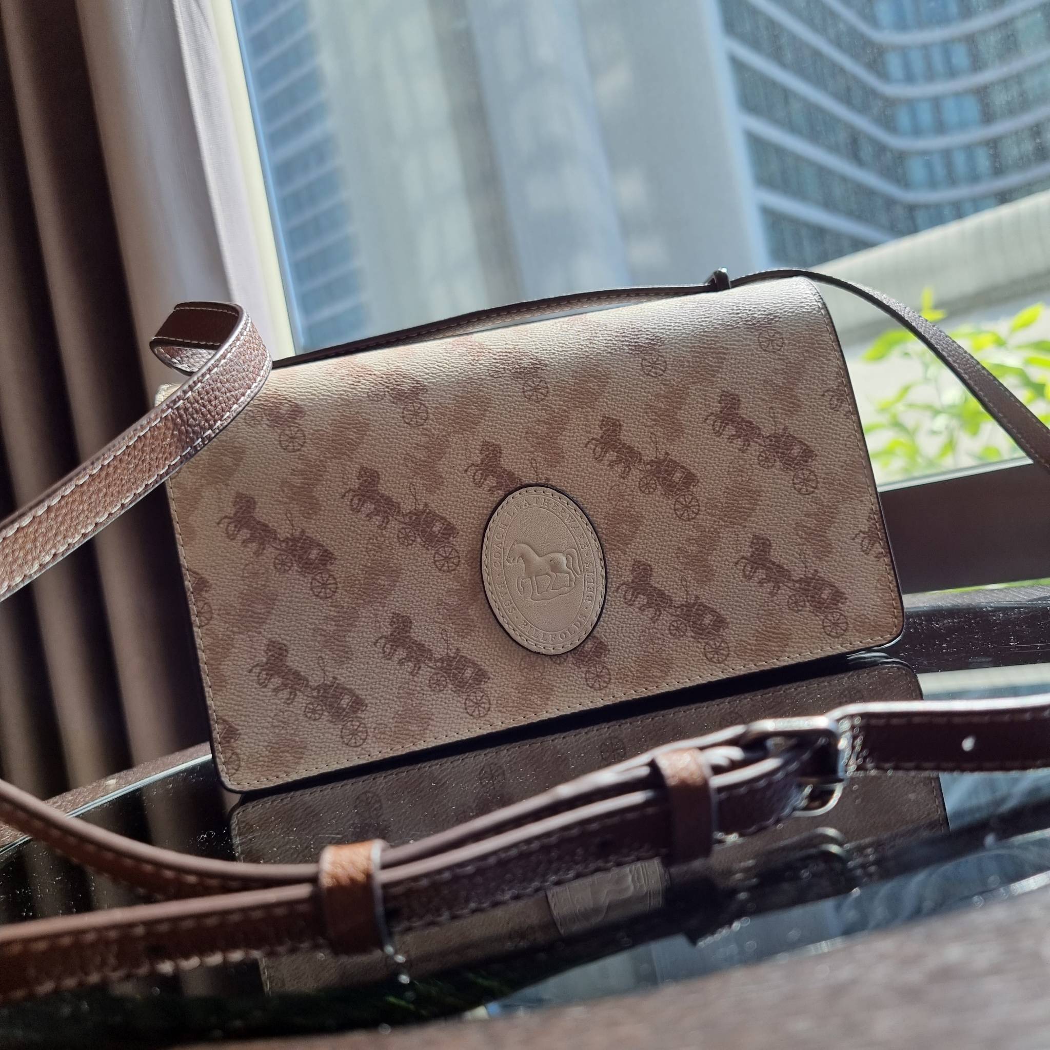 OUTLET 】COACH 88343 CAMILLE CROSSBODY WITH HORSE AND CARRIAGE PRINT AND ARCHIVE PATCH คอลเลคชั่นหายาก ที่สาวๆตั้งตารอ!! ด้วยดีไซน์ลุคผู้ดี ตกแต่งลวดลายออกมาดูโดดเด่น กับกระเป๋าสะพายที่ปรับใช้ได้หลายหลายสไตล์ สะพายไหล่สายคู่ สะพายข้างสายเดี่ยว หรือจะเอาสาย
