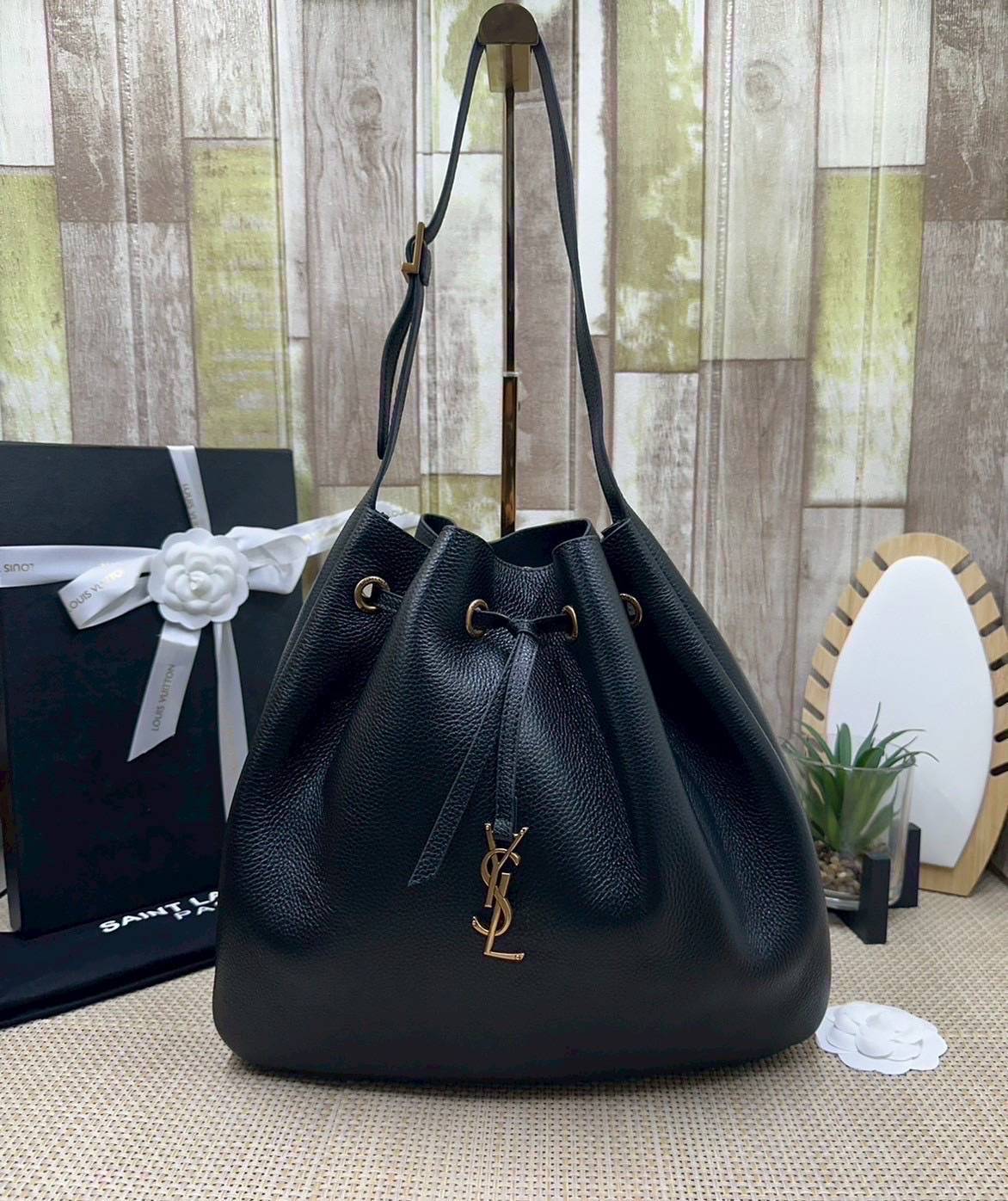 ORI หนังแท้ | YSL PARIS VII small hobo in grained leather / YSL Bucket Bag กระเป๋าสะพายทรงโฮโบบัคเก็ต งานหนังแท้ลายเกรน ฟังก์ชั่นสุดเลิศพร้อมเชือกรูด ดีไซน์รูปทรงใช้งานง่าย ภายในโล่งกว้างมาก