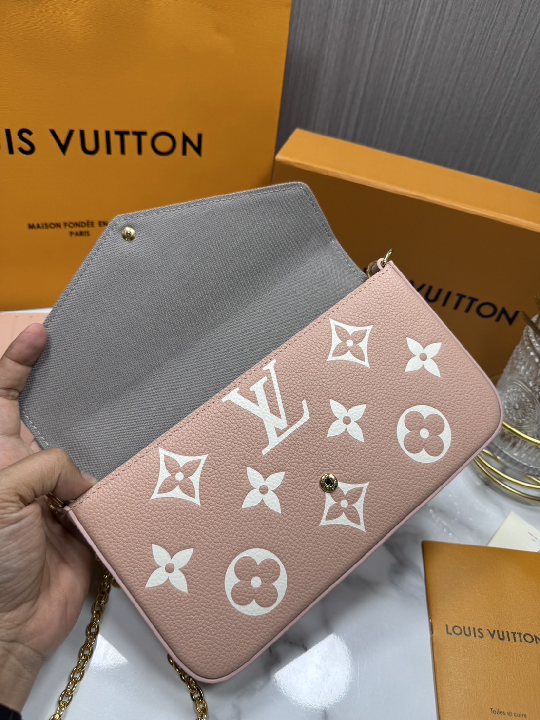 OP ORI หนังแท้ | LV Felicie Pochette bag in soft Monogram Empreinte leather กระเป๋าสะพายทรงพอชขนาดกะทัดรัด หนัง Monogram Empreinte เนื้อนุ่มประทับลาย Monogram สุดไอคอนิก