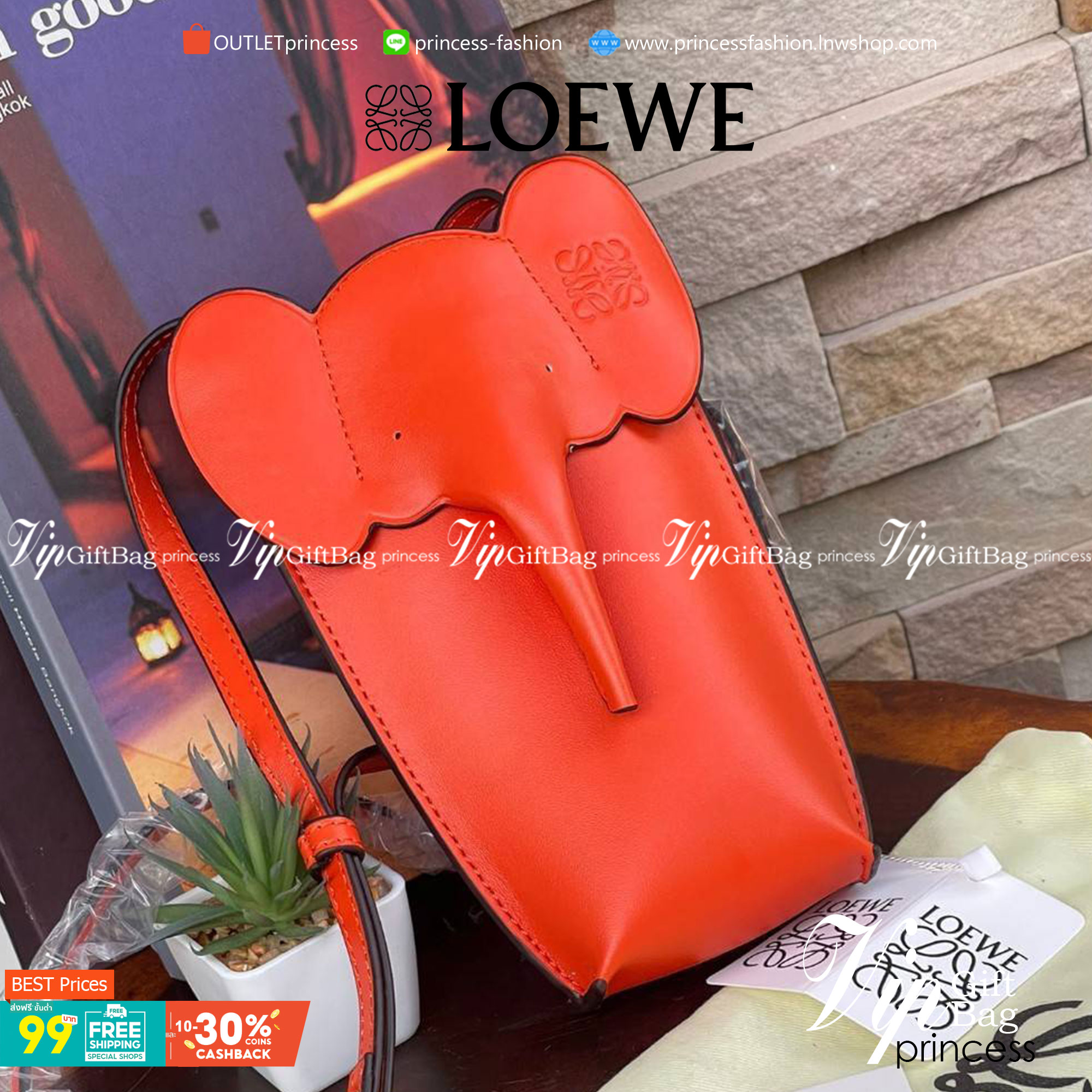 Loewe Leather Elephant Phone Holder แบรนด์หรูจากประเทศสเปนอย่าง โลเอเว่ (LOEWE) หลายๆคนคงนึกถึงกระเป๋ารูปทรงช้างขนาดเล็ก ที่เป็นเหมือนหนึ่งในซิกเนเจอร์ของแบรนด์ มีทั้งแบบสะพายข้าง แบบถือ รวมไปถึงในแบบเครื่องหนังชิ้นเล็กอย่างกระเป๋าใส่มือถือรุ่นนี้ ผลิตจาก