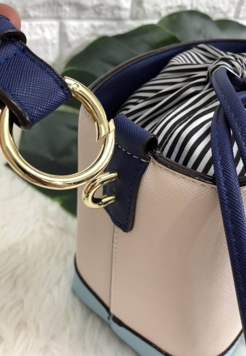 Kate spade new york cameron street pippa bag 2018 พร้อมส่งอีกรอบ กระเป๋าวัสดุหนัง saffiano ทรงถัง สามารถถือได้หรือสะพายข้าง ด้านหน้าติดอะไหล่แบรนด์ ปากกระเป๋าเปิดปิดแบบหูรูด ภายในกระเป๋าโล่ง ใส่กระเป๋าสตางค์ใบยาวได้ หรือของอื่นๆได้จุ มาพร้อมสายสะพายยาว ถอ