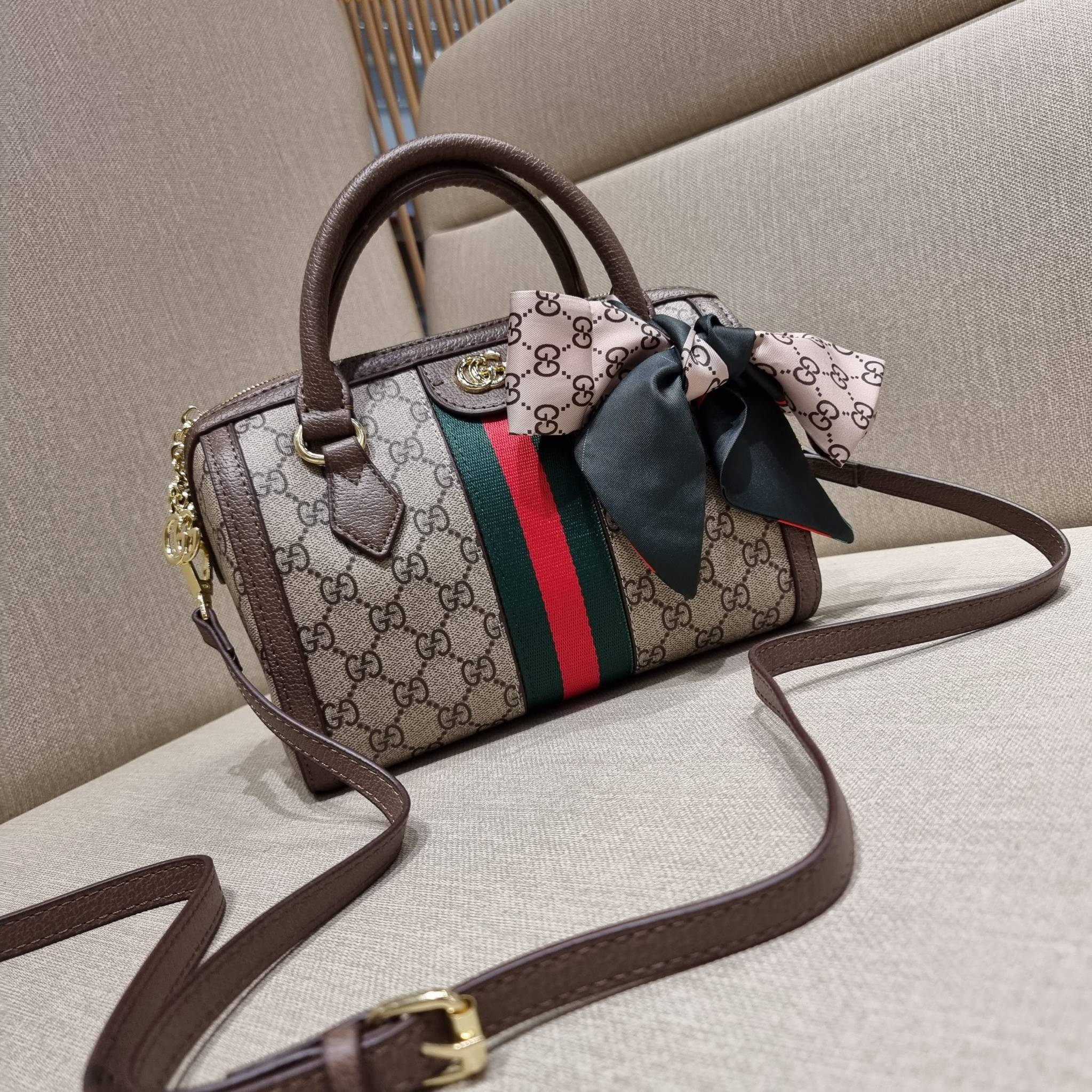 VIP 】GC CLASSIC DUFFLE BAG VIP GIFT กระเป๋าถือทรงหมอนสวยคลาสสิค สินค้าพิเศษจากเคาน์เตอร์ duty free แถมฟรี!! โบว์ผ้าลายแบรนด์ สำหรับตกแต่งหูกระเป๋า ผูกเป็นโบว์ หรือพันถนอมหูกระเป๋าก็ดูหรูมาก วัสดุหนังแคนวาส ดีไซน์แถบคาดโดดเด่น สวย หรู ใบจริงสวยมาก! เปิด-ปิ