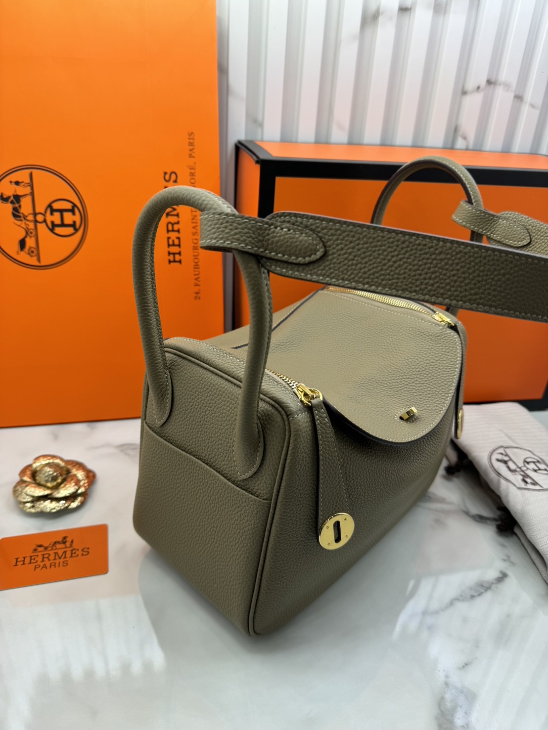 พร้อมส่ง 15 สี HERMES Lindy 26 bag กระเป๋าทรงโท้ทหนังสวยอย่างดี เอกลักษณ์ของความเรียบหรูไฮคลาสอย่างสมบูรณ์แบบ เกรดออริ สลับแท้ งานสวยตามรูป ใช้งานต่างประเทศได้