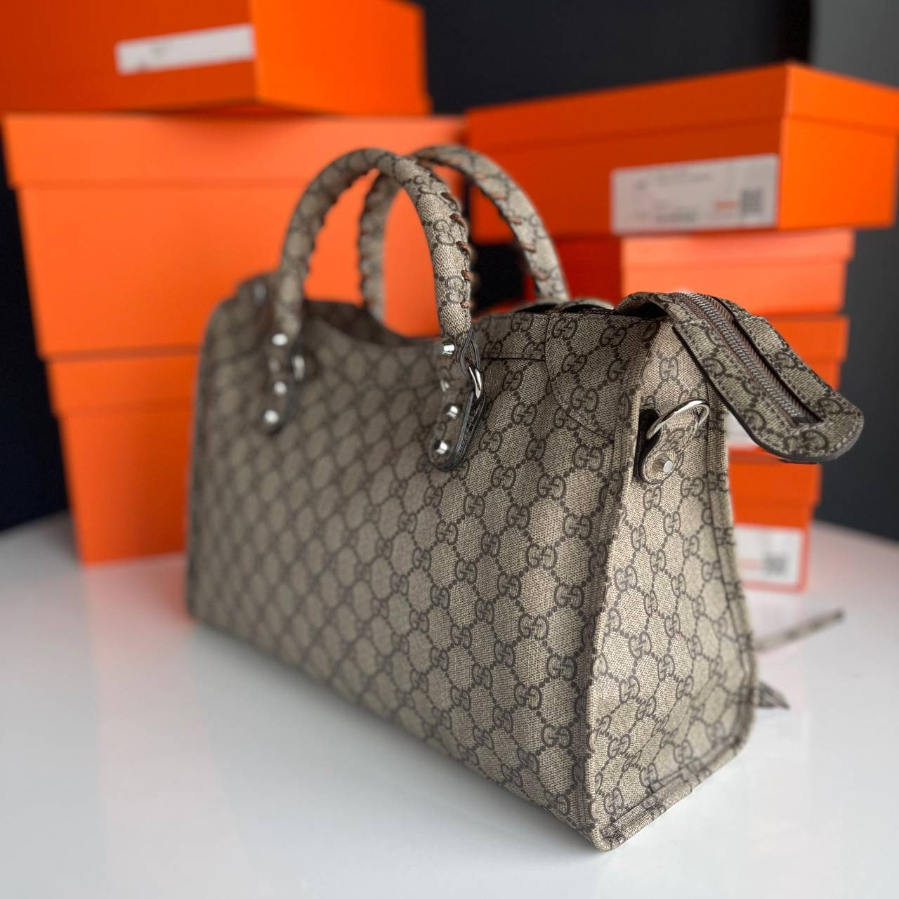 หนังแท้ Gucci The Hacker Project medium Neo Classic bag พร้อมส่งที่ไทย มาแล้วนะค้า มาแรง ขายดีม๊ากกกค่ะ GUCCI x BALENCIAGA CITY BAG ใบนี้มีสายสะพาย มาแรงที่สุดในตอนนี้ เป็นการออกแบบร่วมกันของ2แบรนด์ดัง เฟียส สวย แพทเทิร์นลาย ทรง เป๊ะๆ งานเทพสุดแบบเทียบแท้