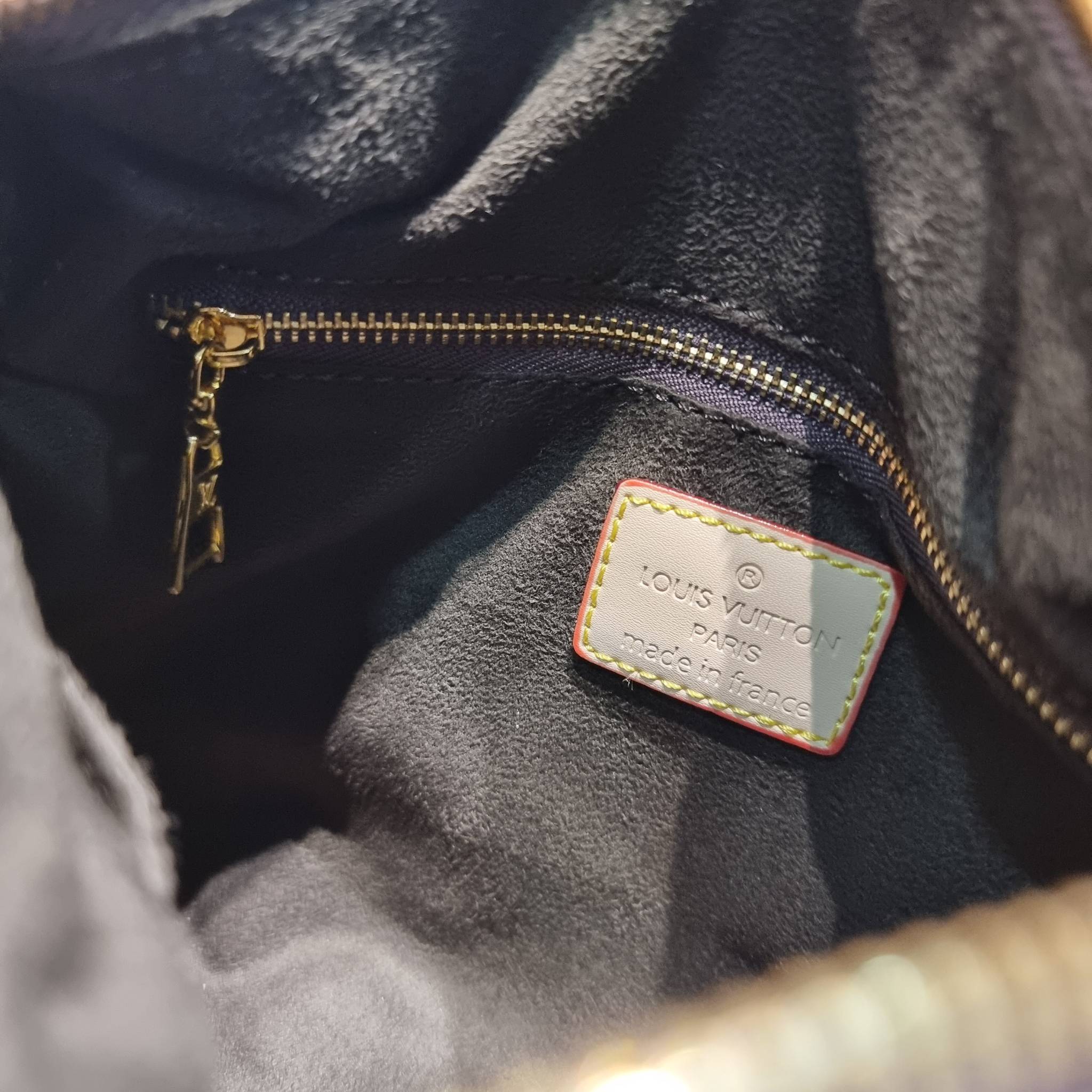 LV x YK SIDE TRUNK Monogram canvas bag สุดยอดกระเป๋าไอคอนนิค ทรงสวย ดีไซน์ใหม่ สวยมีเสน่ห์ รูปทรงกล่อง โดดเด่นด้วยหมุดเข้ามุม ซิปเปิด-ปิดล็อคได้ วัสดุหนังแคนวาส