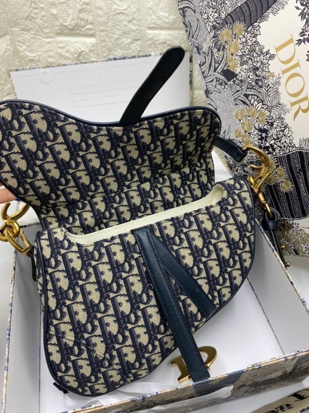หนังแท้ DIOR SADDLE BAG Oblique Embroidery รุ่นใหม่ กระเป๋ารุ่นยอดนิยมตามแบบฉบับแบรนด์ งานทอลายคมชัด ใช้งานได้ 2 แบบ สะพายยาว CROSSBODY และสายสั้นถือได้เก๋ๆ ลุคนี้คูลสุดๆ เลยค่าา ภาพถ่ายจากสินค้าจริง! สวยมาก พร้อมส่งที่ไทยราคาสุดคุ้ม สาวๆ ห้ามพลาดค่ะ!