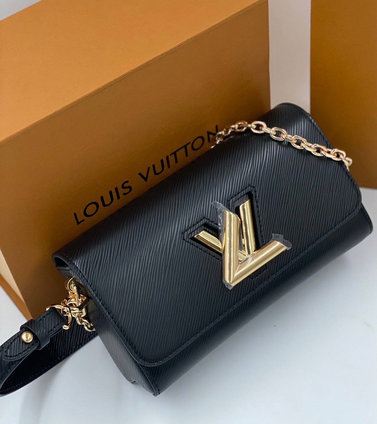 ORI หนังแท้ | LV Twist West Bag elongated shape in grained Epi leather กระเป๋าสะพาย/กระเป๋าถือ พร้อมสายโซ่ หนังลายเกรน Epi รูปทรงยาวและสง่างาม นำเสนอมุมมองใหม่สุดเท่ให้กับไอคอนของแบรนด์ ในหลากหลายเฉดสีทันสมัย