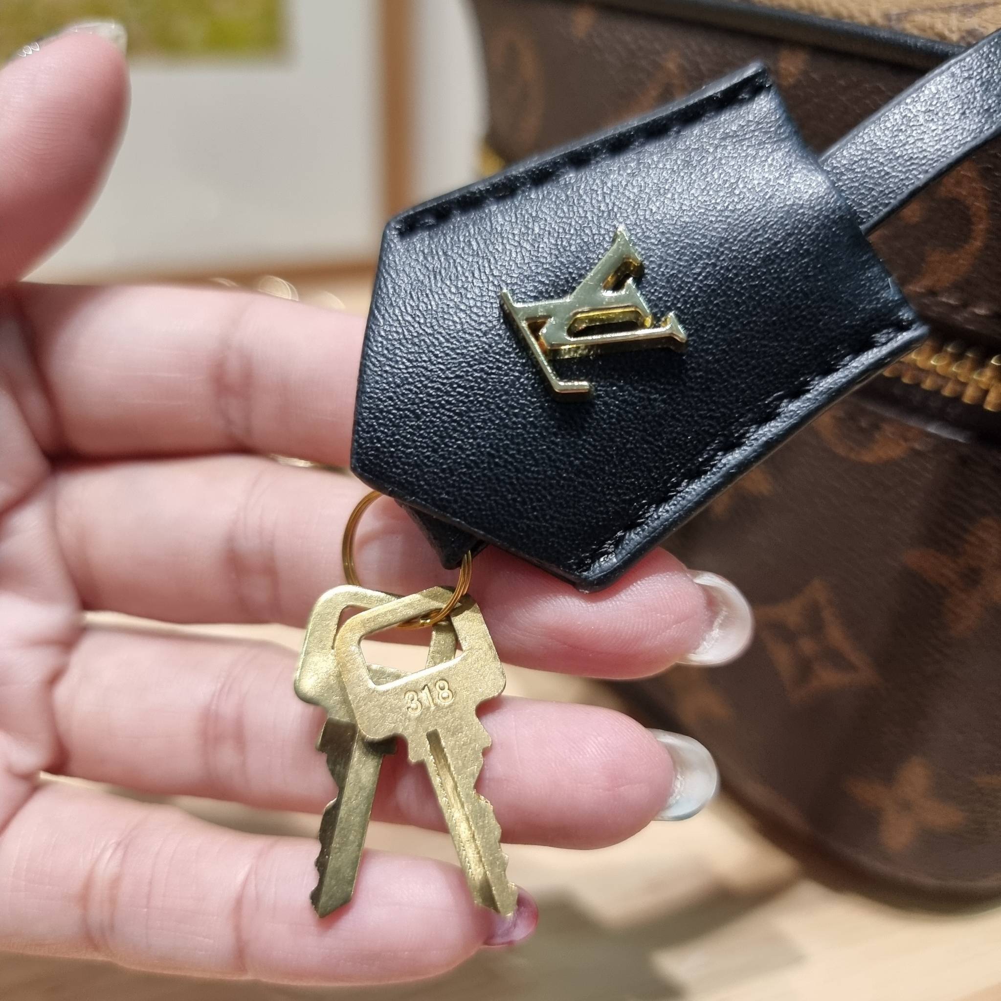 LV Vanity PM / Lv reverse monogram vanity bag กระเป๋าถือ/สะพาย สวยอยู่ทรง มาพร้อม box set สุดหรู adapt ใช้เป็นกระเป๋าเก็บเครื่องสำอางค์ ถือเชิดๆ หรือสะพายเลิศๆ ไปเที่ยว ไปไหนๆก็ดูแพง!! สวยจริงจัง!!