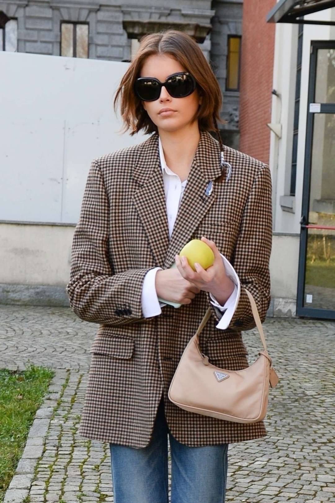 PRADA Nylon Mini Bag รุ่นใหม่แนะนำ!! พร้อมส่งครบ4สี รุ่นขายดีในตำนานค่ะ PRADA NYLON HANDBAGS ขนาดกะทัดรัด **อะไหล่เงิน วัสดุทำจากผ้าNylon อย่างหนา อยู่ทรง กันน้ำได้ หายห่วงคะ ด้านหน้ามีโลโก้แบรนด์ เปิดปิดด้วยซิป มาพร้อมสายผ้า ไม่สามา