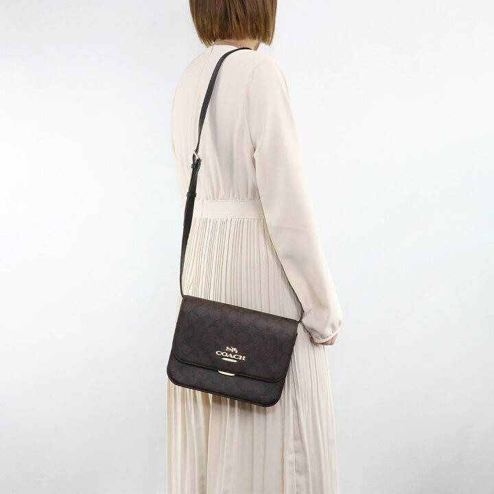 COACH C5633 BRYNN FLAP CROSSBODY IN SIGNATURE CANVAS แซ่บที่สุด ใหม่ที่สุด!! คอลเลคชั่นใหม่!! มองยังไงก็หลงรักละสายตาไม่ไหว กระเป๋าสะพายข้างลุคไฮน์ ที่ดีไซน์ออกมาได้ปัง และดูแพงมากๆ ด้วยดีเทลคลาสสิค รูปทรงใช้งานง่าย เรียบๆแต่มีดีเทล วัสดุหนังแคนวาสสลับหนั