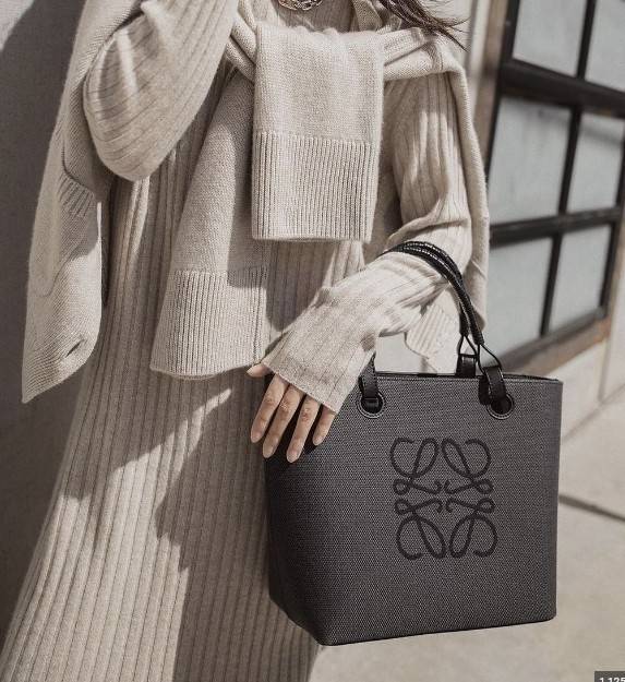 Loewe Anagram leather canvas tote bag / Loewe Tote Bag กระเป๋าโท้ทน้องใหม่ วัสดุทำจากหนังแคนวาส ใช้งานทนทาน ออกแบบมีสายสะพายไหล่และหูหิ้ว เรียกว่าใช้งานได้แบบ 2 in1 งานสวยล้ำ ไม่ซ้ำใคร ปักโลโก้ Anagram ที่ด้านหน้า เปิด-ปิดด้านบนด้วยเชือกผูก ด้านในมีช่องสำ