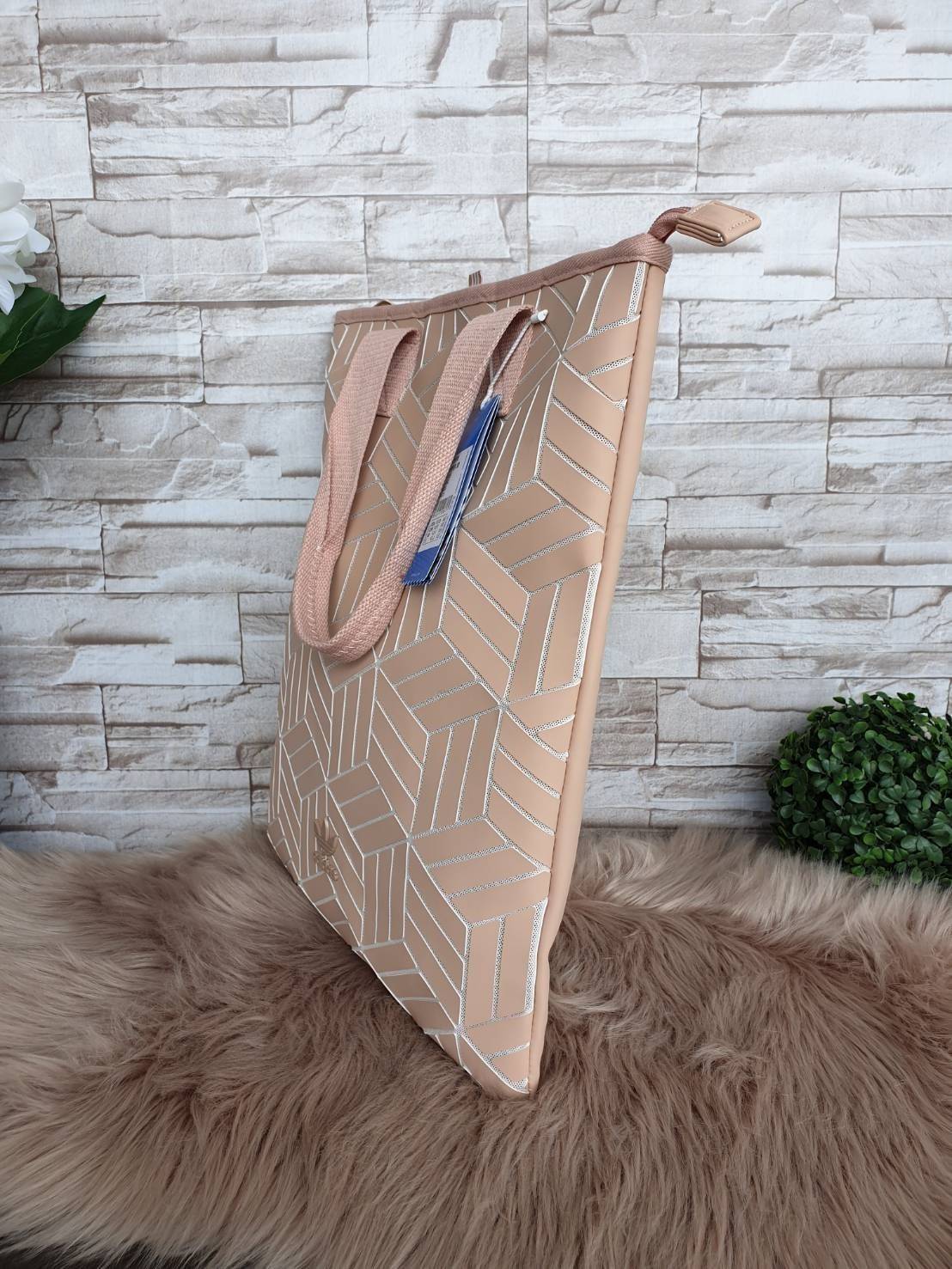 Adidas Original Shopper 3D Tote Bag Trefoil Handbag . Classic Sports กระเป๋าถือหรือสะพาย ลาย graphic ทรง sport วัสดุ polyurethaneเนื้อ matte หนังนิ่ม น้ำหนักเบา เปิดปิดด้วยซิป ภายในกว้างโล่ง ใส่ A4, iPad และของใช้ได้เยอะ Unisex ใช้ได้ทั้ง ช ญ ค่ะ