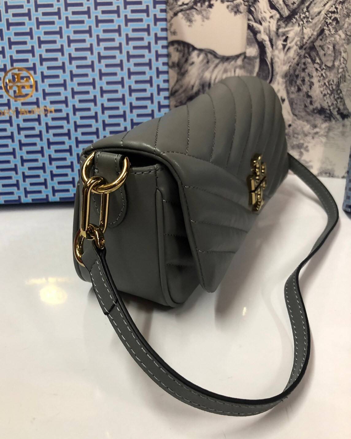 TORY BURCH KIRA CHEVRON SMALL FLAP SHOULDER BAG รุ่นใหม่ พร้อมสีใหม่ มาให้จับจองแบบไม่ต้องรอพรีฯ กระเป๋าสะพาย ขนาดกะทัดรัด ไซส์สะพายคล่องตัว หรือจะคล้องไหล่ หรูๆ ลูกคุณหนูไปอีก สีผู้ดีมากๆ ดีไซน์รูปทรงคลาสสิคเฉพาะตัว วัสดุหนังแกะ สัมผัสนิ่ม เปิด-ปิดด้วยกร