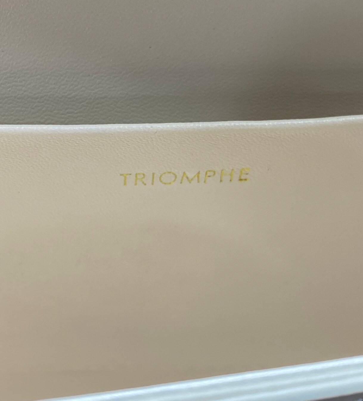 หนังแท้ CELINE CHAIN SHOULDER BAG / CELINE TRIOMPHE พร้อมส่งที่ไทย กระเป๋าเรียบหรูและดูทันสมัย ให้คุณเลือกสะพายในชีวิตประจำวันเข้ากับการแต่งตัวสบาย ๆ หรือจะสะพายออกงานปาร์ตี้สังสรรค์ก็ช่วยให้คุณดูโดดเด่น มีรูปทรงที่ดูแข็งแรงจึงไม่เสียรูปทรงแม้ใส่ของจำนวนม