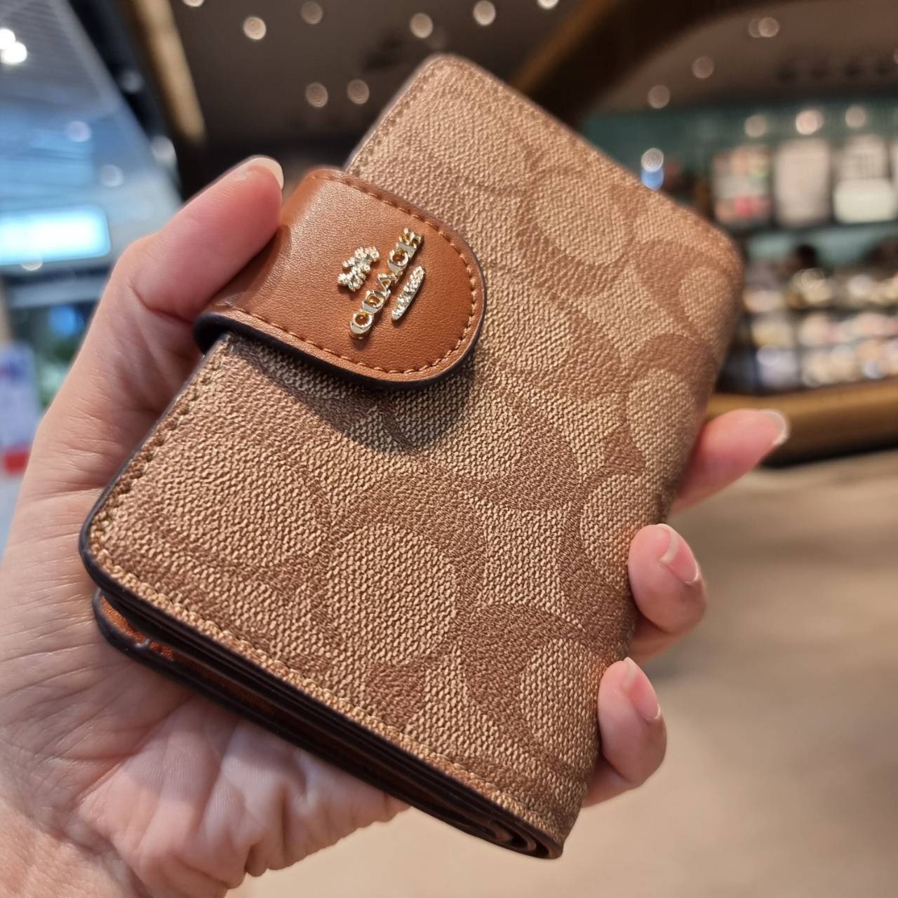 COACH C0082 MEDIUM CORNER ZIP WALLET IN SIGNATURE CANVAS ดีไซน์ใหม่ล่าสุด!! กระเป๋าสตางค์ใบกลาง 👛 ขนาดกำลังเหมาะมือ วัสดุหนังแคนวาสเคลือบลาย ดูแลรักษาง่าย มีช่องใส่บัตรและธนบัตรครบ และช่องซิปแยกไว้ใส่เหรียญ ครบเซ็ทแบบนี้เหมาะส่งต่อเป็นของขวัญที่สุ