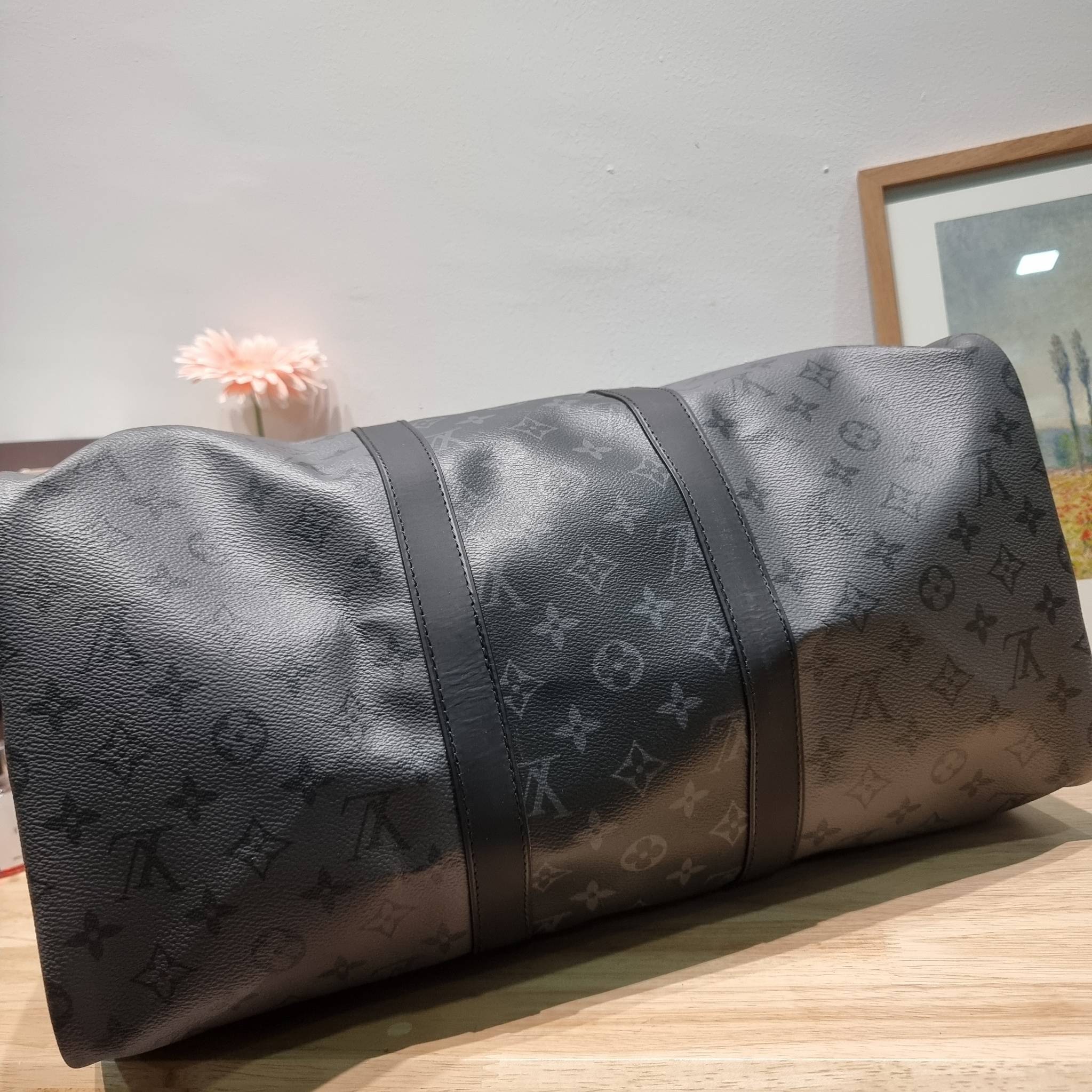 LV KEEPALL BANDOULIERE MONOGRAM ECLIPSE REVERSE กระเป๋าเดินทางสุดคลาสสิค ทึ่ใครๆก็เฝ้ารอ ไอเท็มที่จะทำให้การเดินทางไม่ธรรมดาอีกต่อไป ด้วยดีเทลความเป็นเอกลักษณ์ เรียบแต่หรู วัสดุหนังแคนวาสคุณภาพดี ลวดลายโมโนแกรม เปิด-ปิดด้วยซิปแน่นหนา มีกุญแจล็อคได้ มีสายส