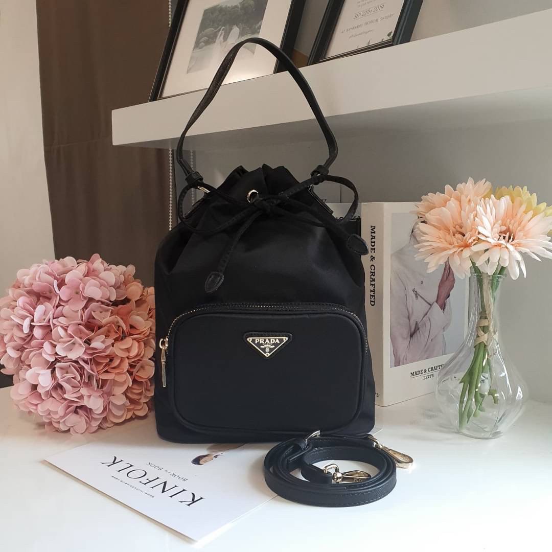 Size NORMAL : Prada Nylon Bucket Bag Black ใครๆก็หลงรัก **ทรงขนมจีบใหญ่ PRADA DRAWSTRING BAG กระเป๋าผ้า NYLON SILK เนื้อหนาซับในอย่างดี จุดเด่นคือ กระเป๋าสามารถ จุของได้เยอะมาก ด้านในมีช่องซิปพร้อมช่องใส่ของอีกหนึ่งช่อง น