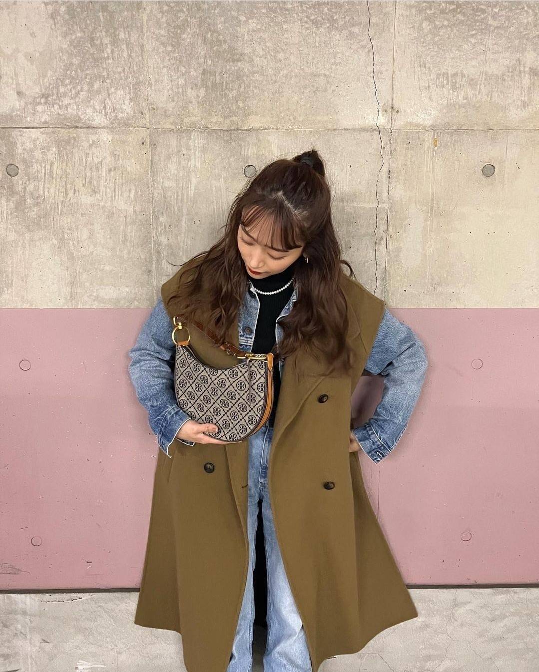 Tory Burch T Monogram Mini Crescent Bag / TORY BURCH T MONOGRAM MINI JACQUARD CRESCENT BAG ร้อนแรงกว่านี้ไม่มีแล้ว กับไอเท็มที่เซเลปรีวิวเยอะมาก!! สาวๆตามหากันไปอีก กระเป๋าทรง half moon ที่ดีไซน์บนผ้า jacquard ลวดลายซิกเนเจอร์ เรียบหรู ผู้ดีมากแม่!