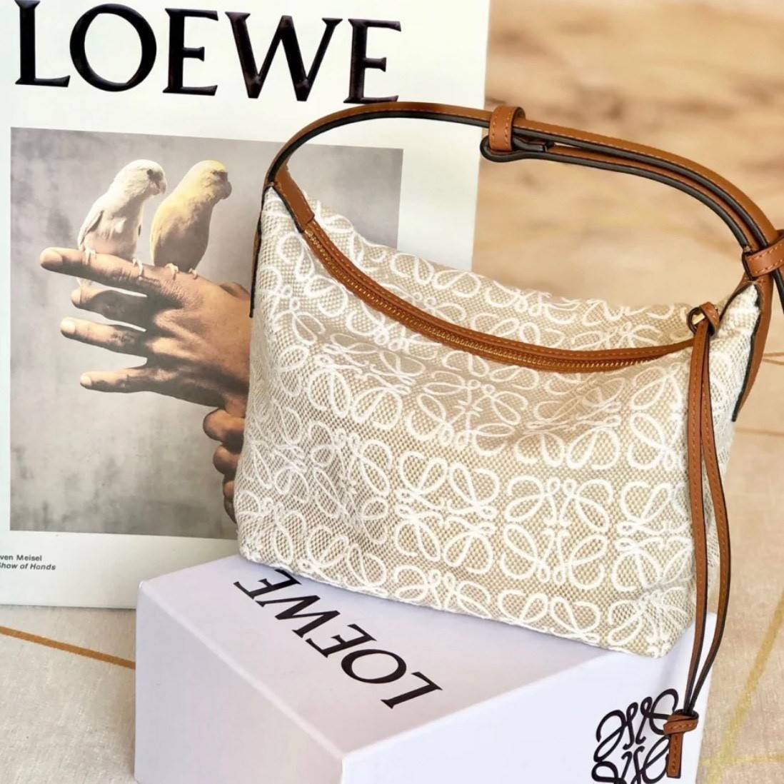 LOEWE CANVAS BAG VIP GIFT WITH PURCHASE (GWP) พรีเมี่ยมกิ๊ฟ Limited จาก LOEWE HAUTE PARFUME DUTYFREE COUNTER วัสดุ CANVAS ตัดหนังแท้ ดีไซน์ทรงยอดฮิตประจำปีเลย! ปักโลโก้แบรนด์บนผ้าทั้งใบเป็นเอกลักษณ์ เปิดปิดด้วยซิปยาวภายในโล่งกว้าง ใส่กระเป๋าสตางค์ยาว มือถ