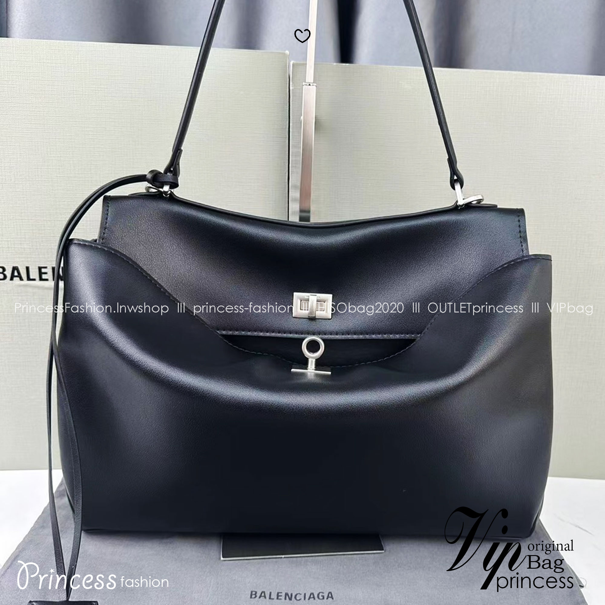 Balenciaga Rodeo Medium Handbag in Black 35cm กระเป๋าสะพายหนังเรียบผิวสัมผัสนุ่มสบายผิว ดีไซน์เรียบหรูตามเอกลักษณ์ของแบรนด์ ภายในโล่งกว้าง จุของได้เยอะ ใบจริงน้องสวยน่าใช้มาก