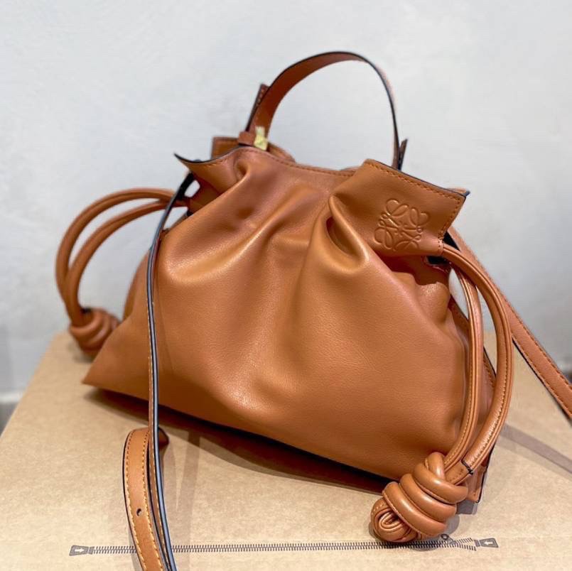 LOEWE Flamenco Clutch Bag / LOEWE CROSSBODY BAG กระเป๋าหนังทรงขนมจีบ อะไหล่ทอง วัสดุหนังอย่างดี